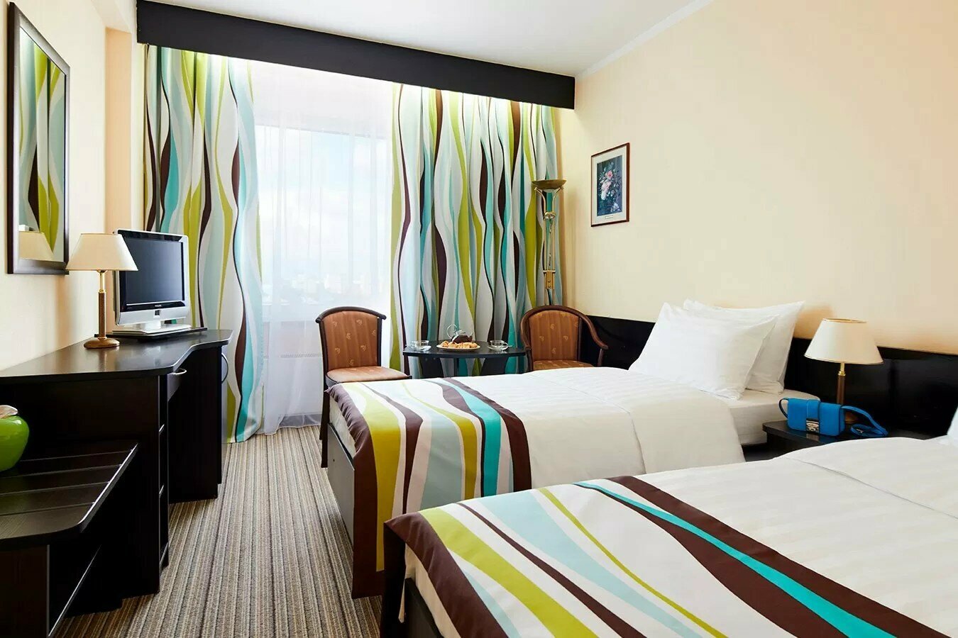 Стандартный двухместный номер с 2 отдельными кроватями и общей ванной комнатой