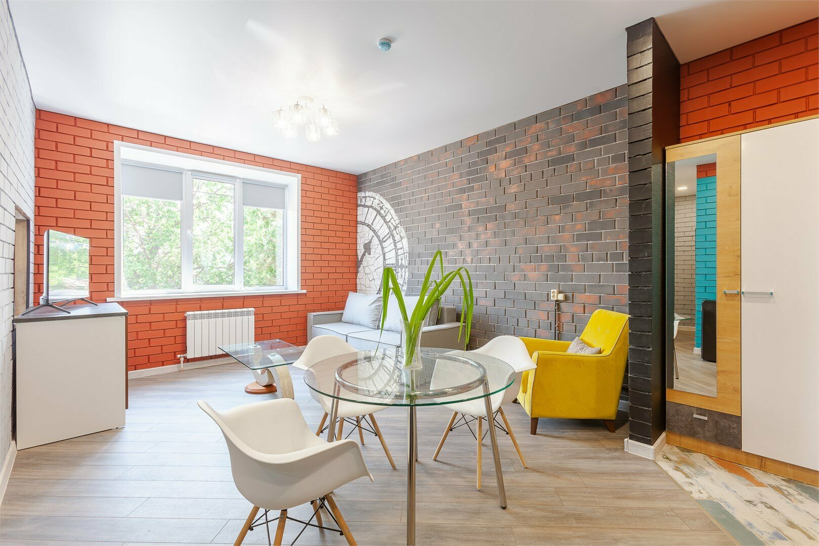 324- "Часы". Двухкомнатные апартаменты с кроватью "King- size" , двуспальным диваном- кроватью и кухней. Новый 2 корпус, бесплатная стоянка