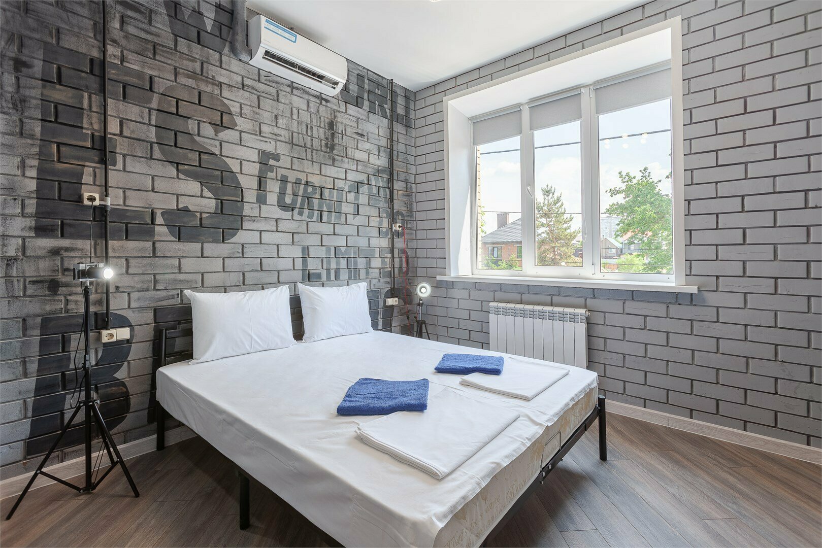 324- "Часы". Двухкомнатные апартаменты с кроватью "King- size" , двуспальным диваном- кроватью и кухней. Новый 2 корпус, бесплатная стоянка