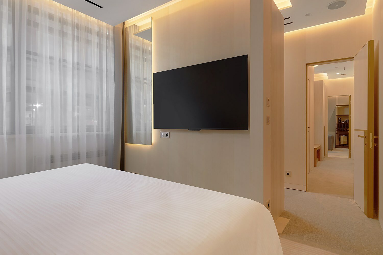 Двухкомнатный люкс с большой кроватью и диваном