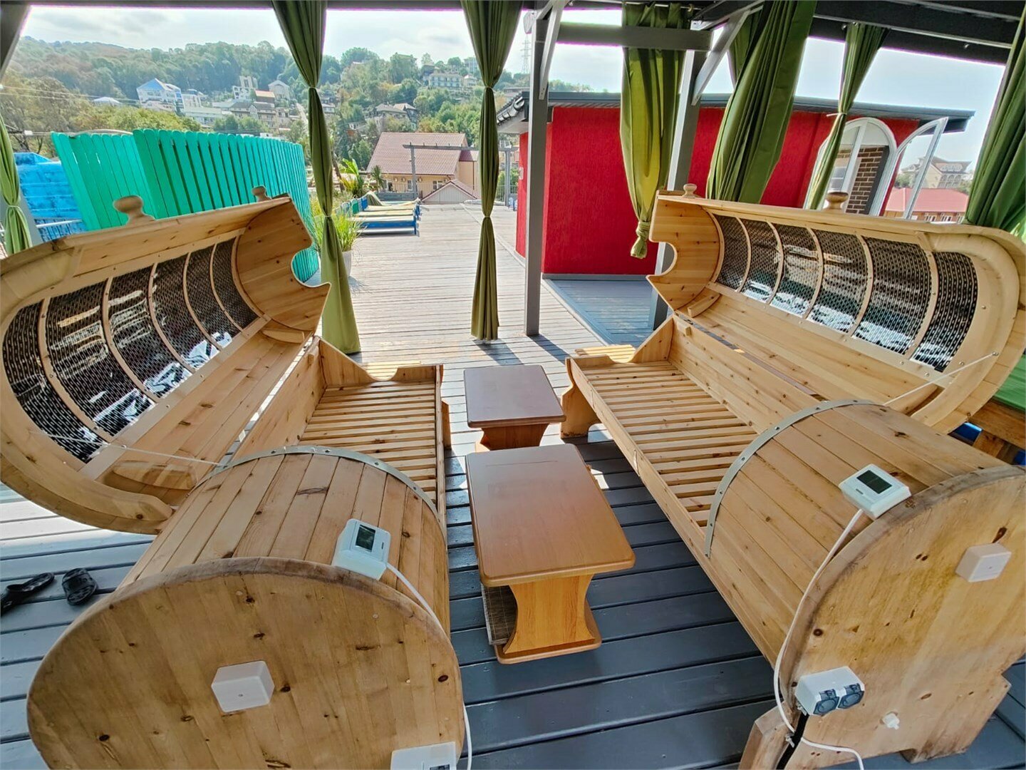 Трехместный номер с одной двуспальной, одной полутораспальной и одной односпальной кроватями с балконом