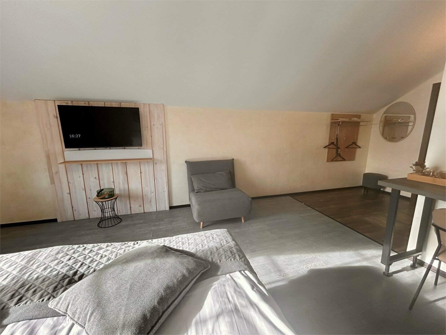 Трехместный номер с видом на озеро