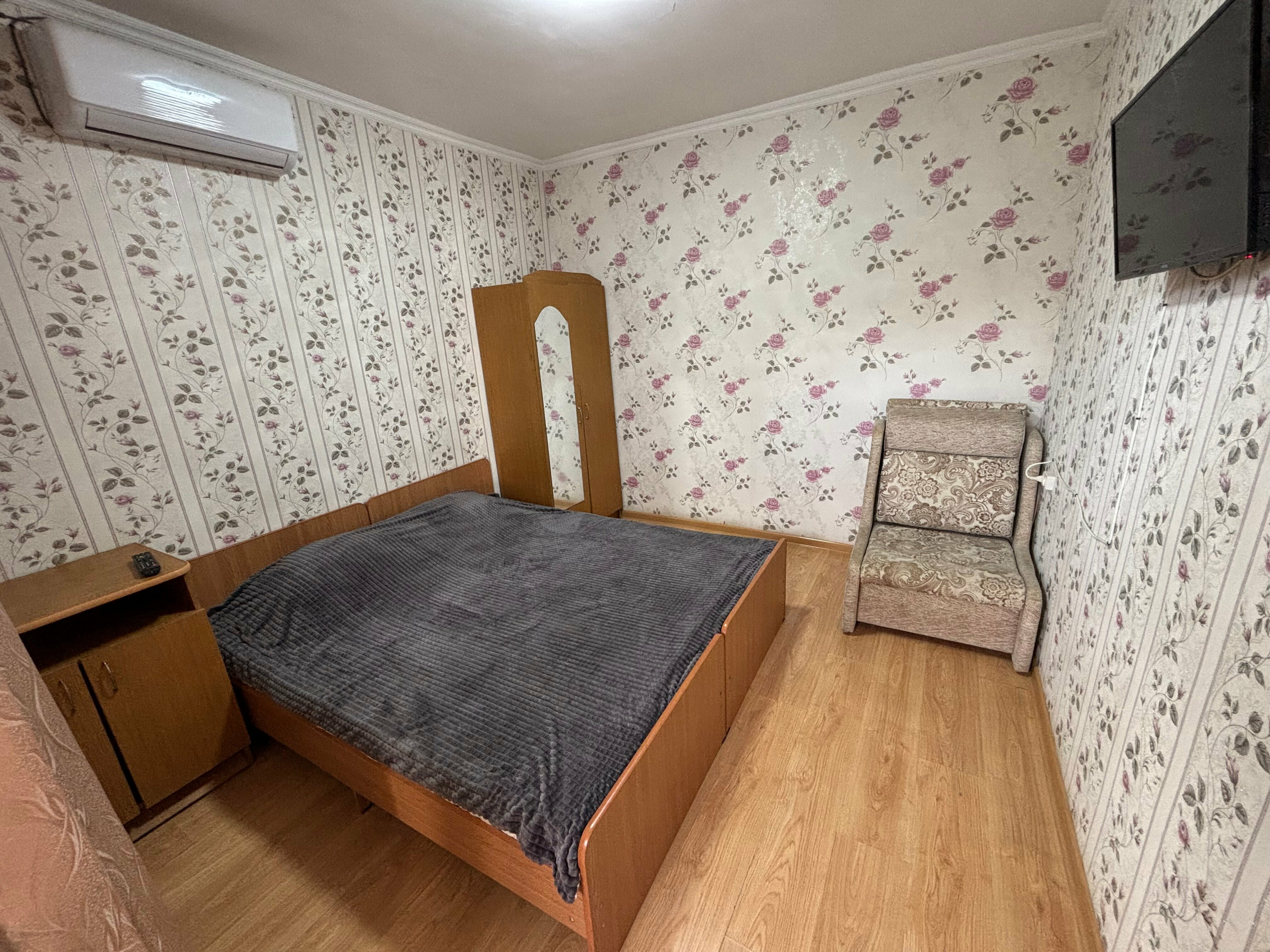 Трехместный номер эконом-класса с общей ванной комнатой