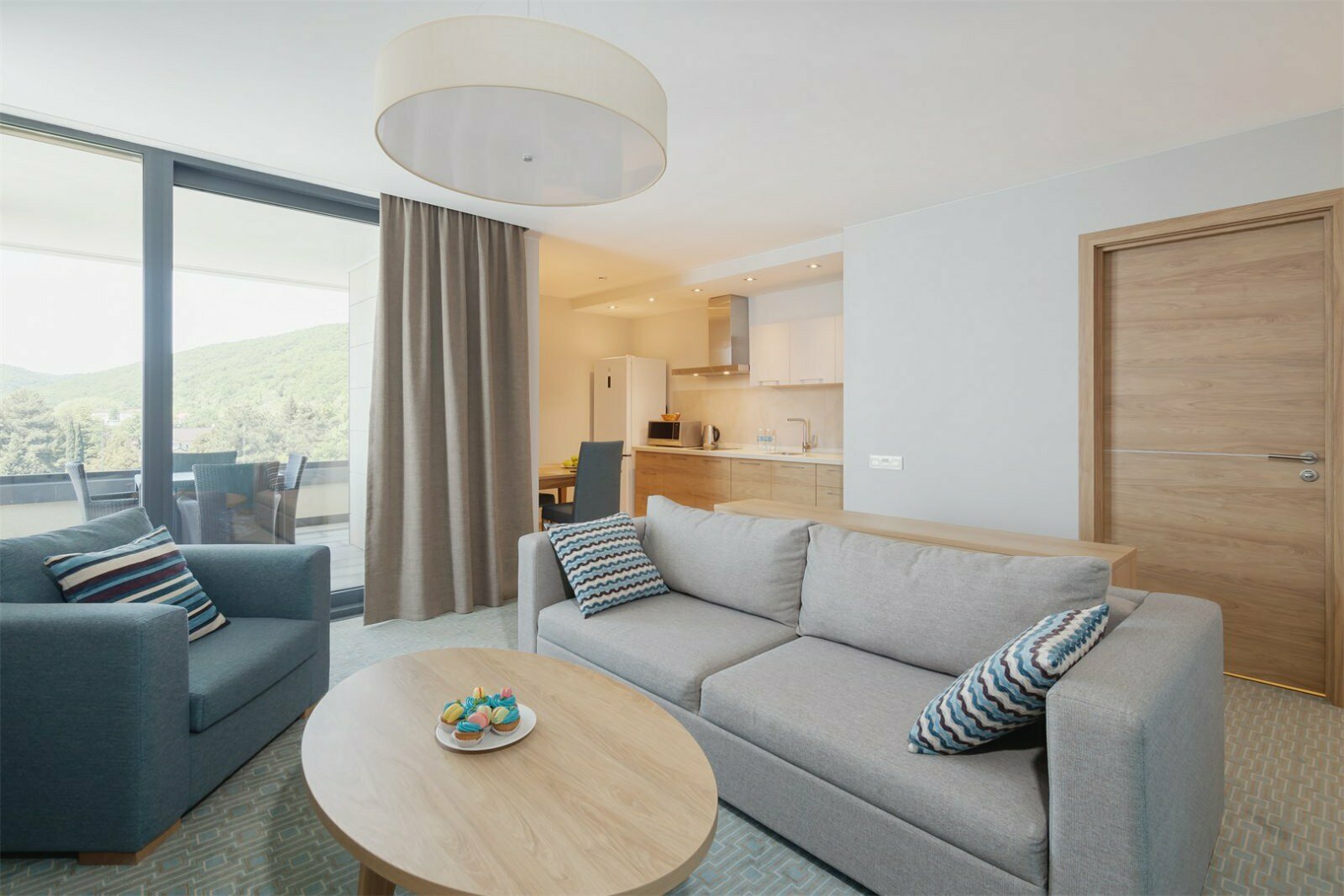 Люкс 2х комнатный с 1спальней, балкон, вид на море