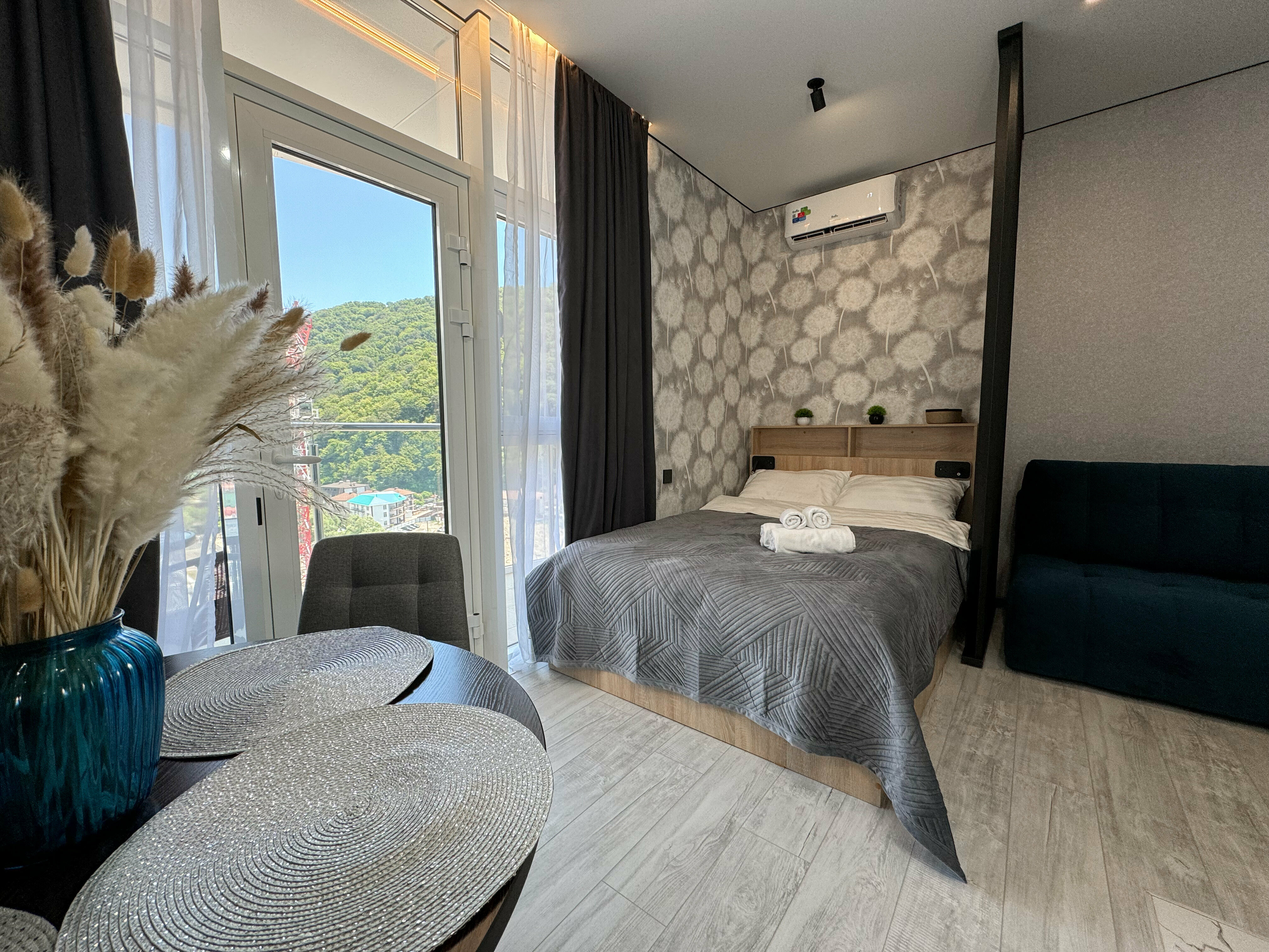 Студия для четверых с балконом на 12 этаже (О106)