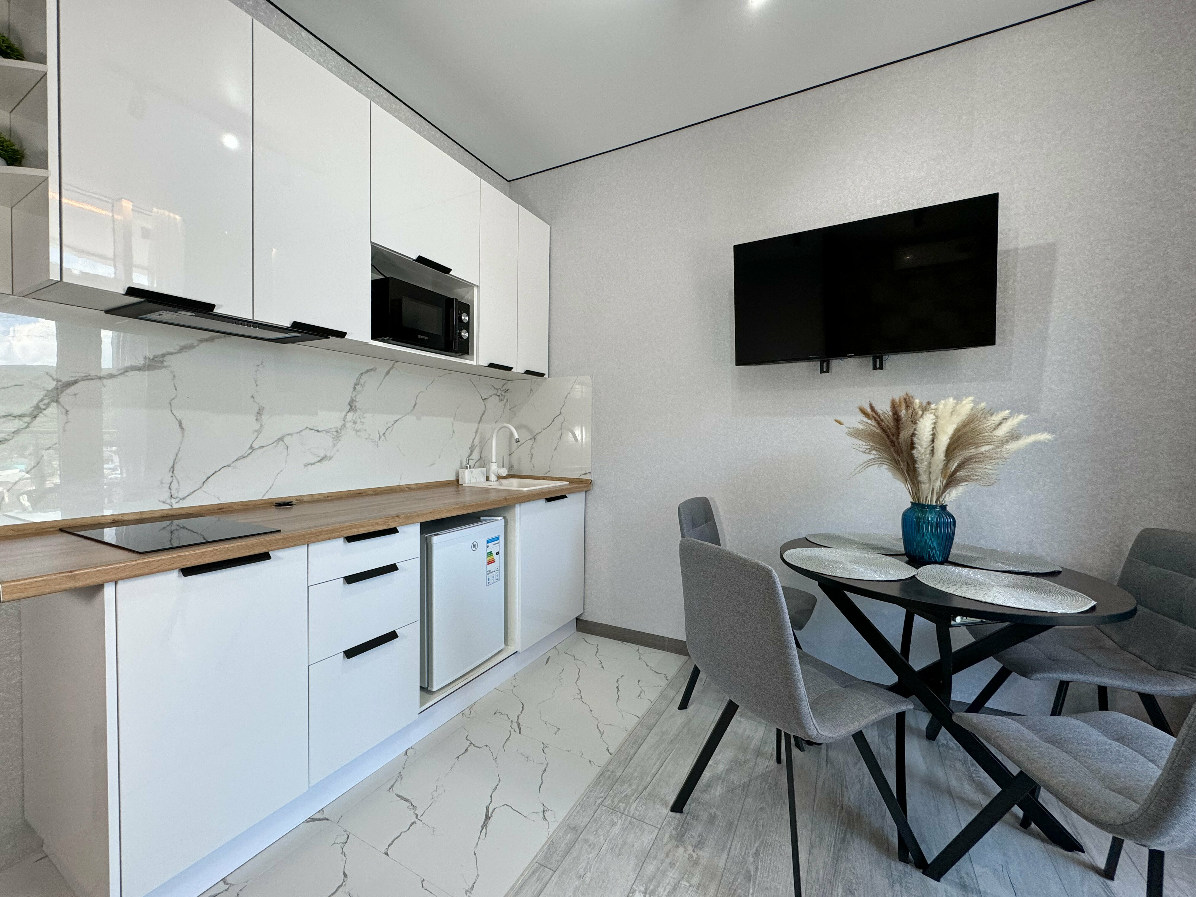 Студия для четверых с балконом на 12 этаже (О106)