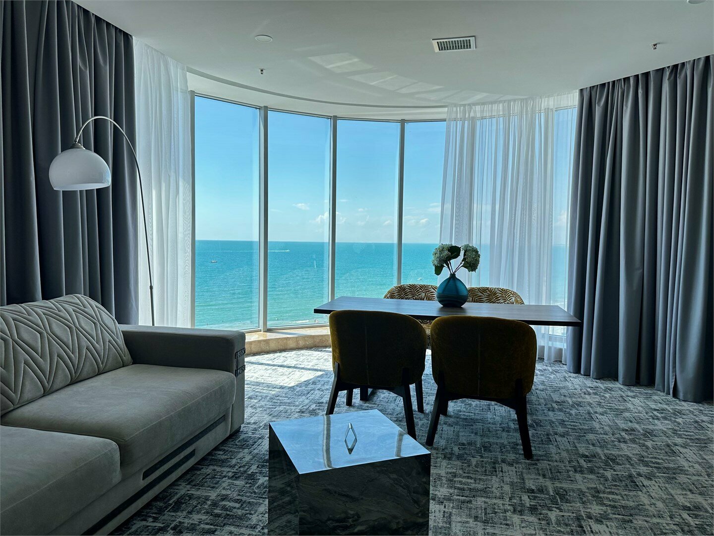 Трехкомнатные Апартаменты с террасой и видом на море