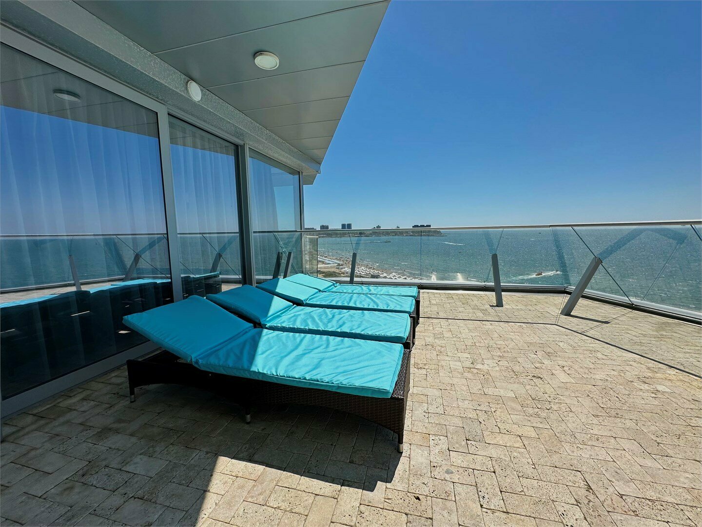 Трехкомнатные Апартаменты с террасой и видом на море