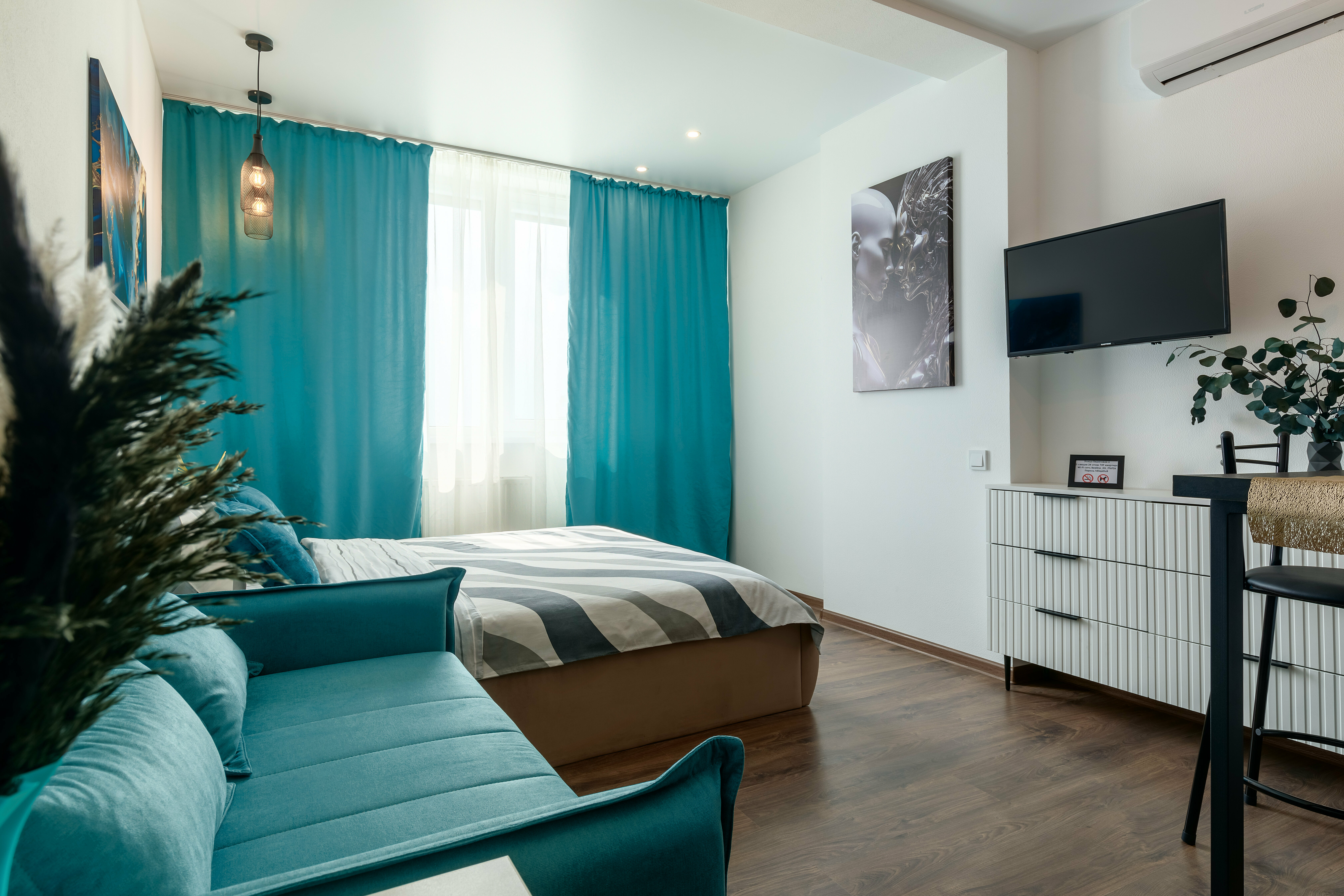 Номер-студия с кроватью размера "king-size" и диван-кроватью