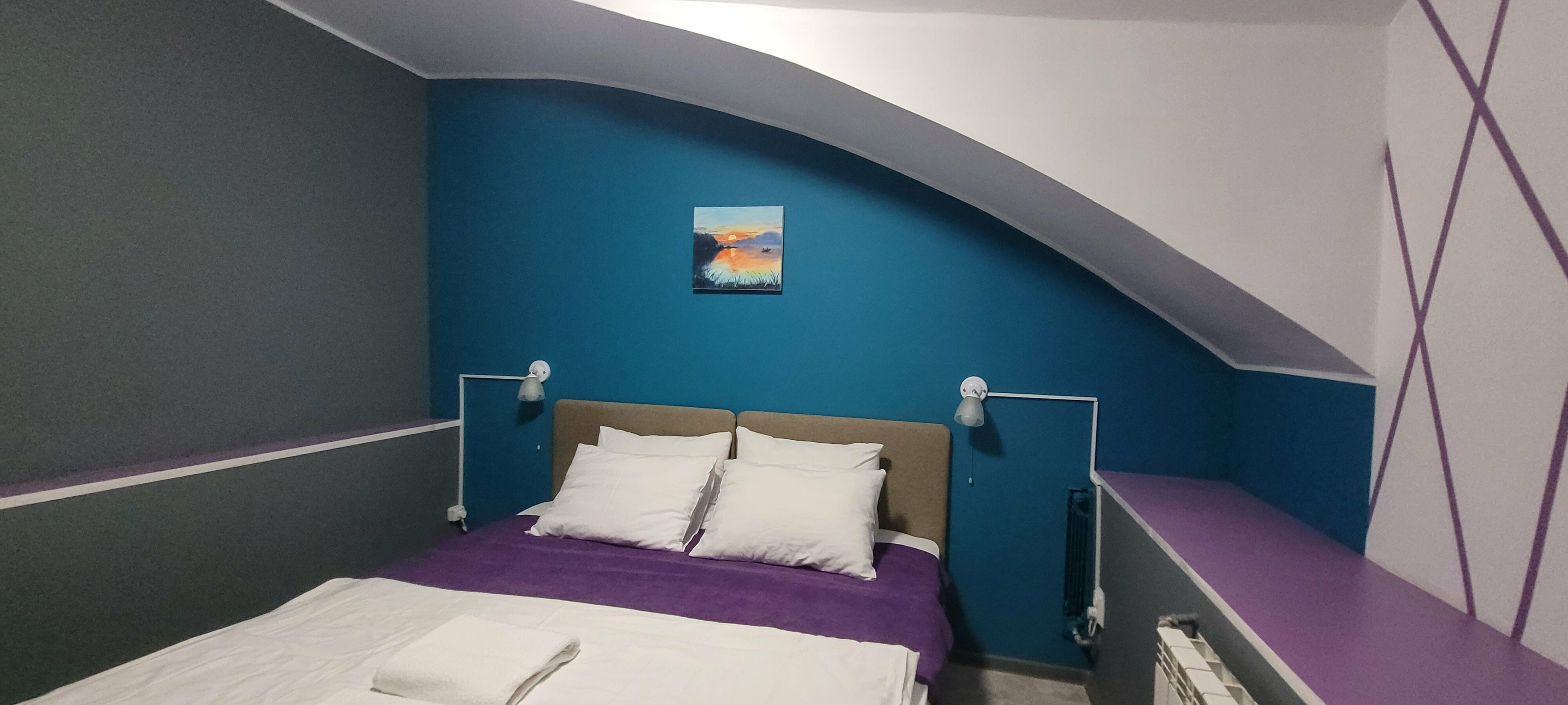 Бюджетный номер без окон с большой кроватью и общим с/у на этаже