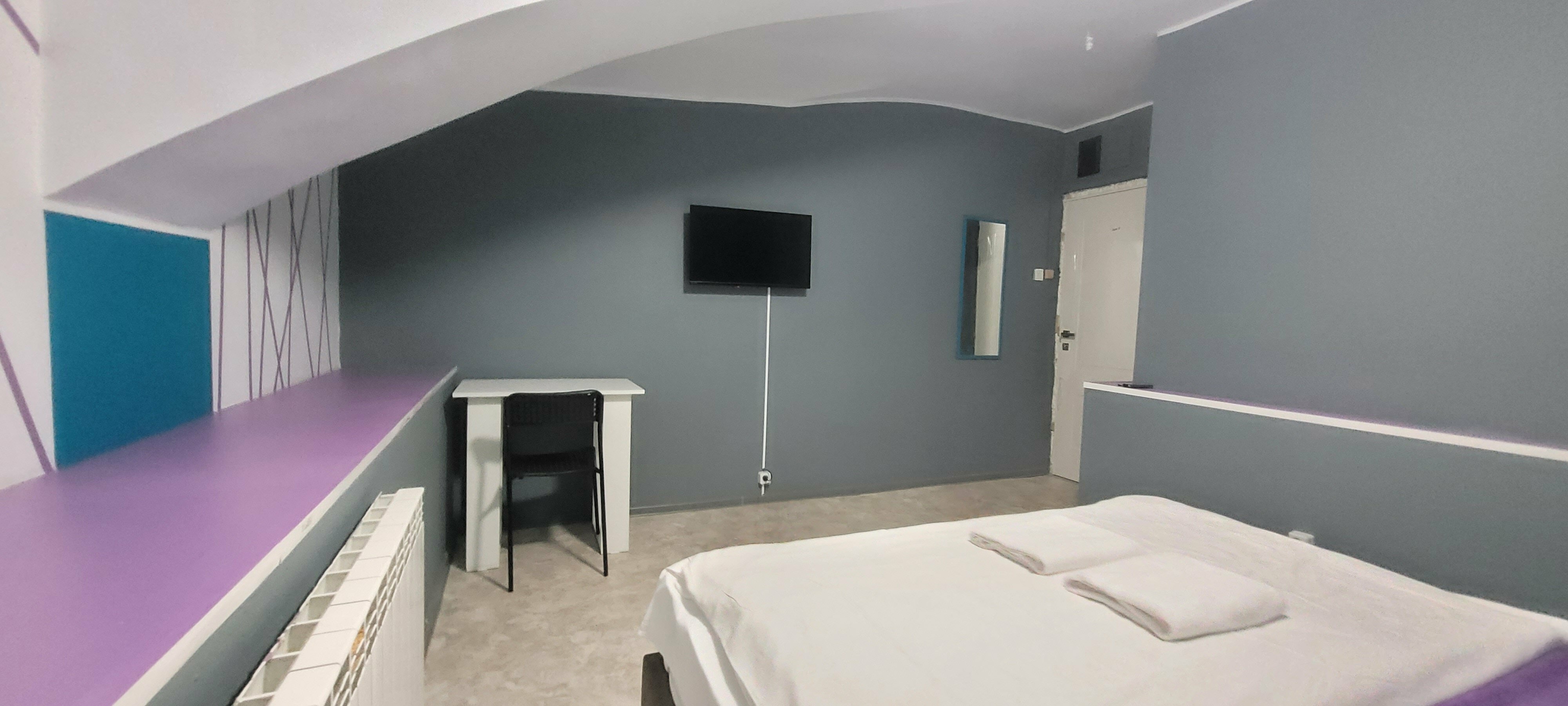 Бюджетный номер без окон с большой кроватью и общим с/у на этаже