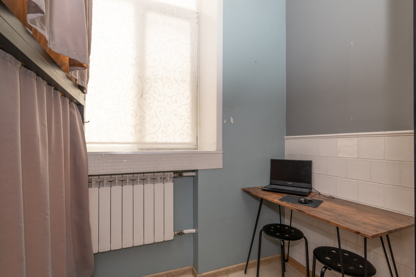 Спальное место на двухъярусной кровати в общем номере для мужчин