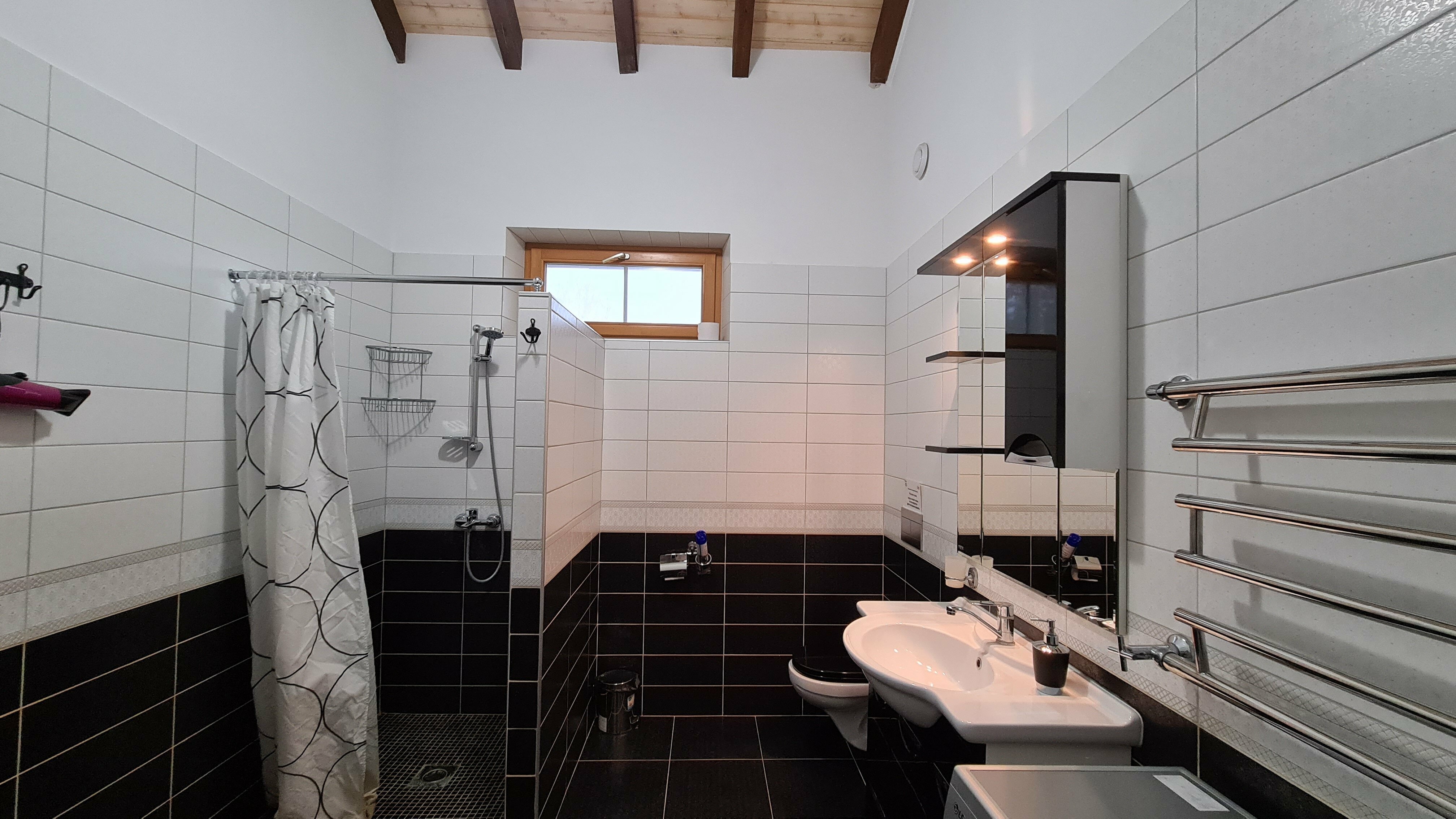 Дом рядом лесом