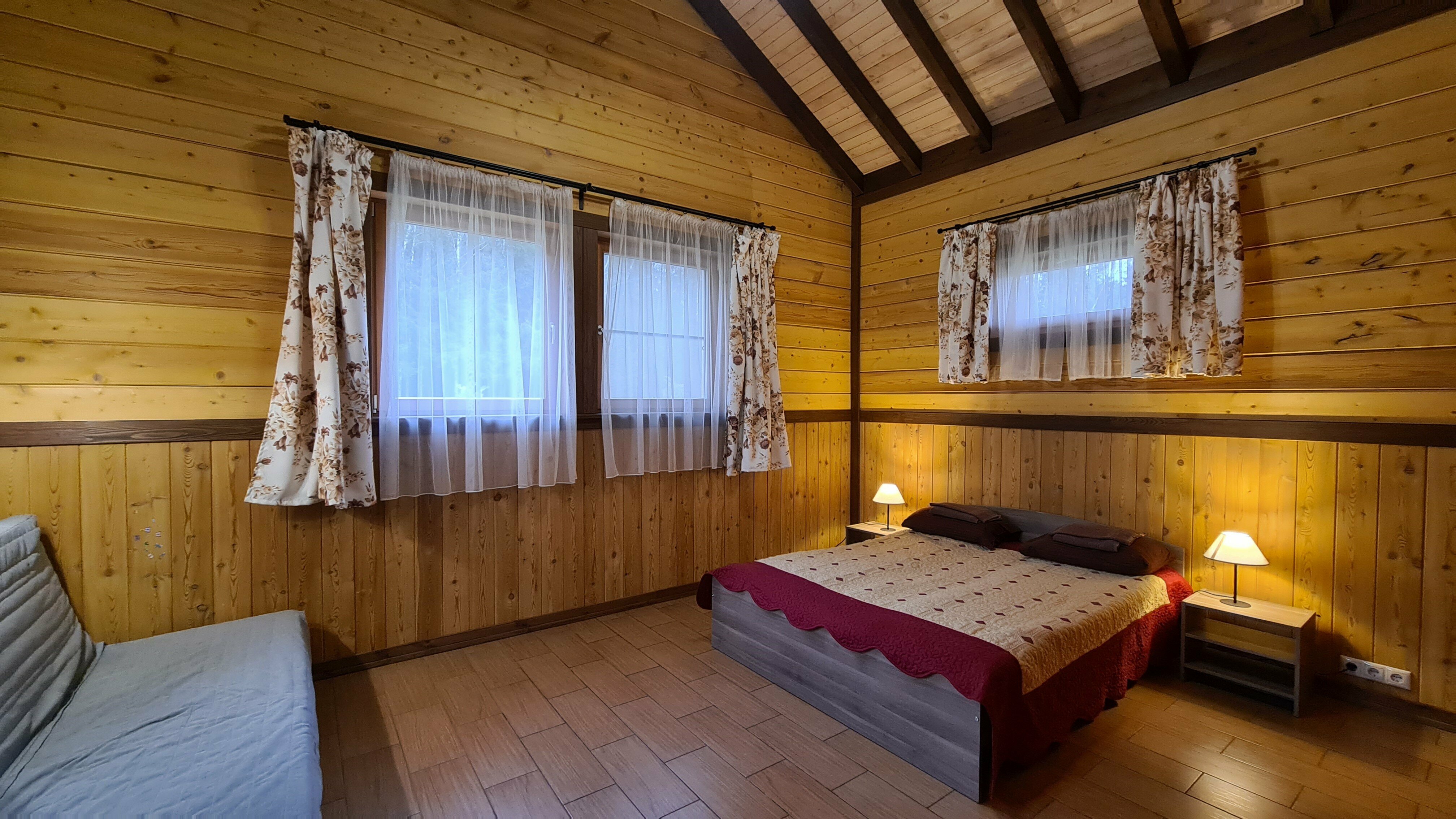 Дом рядом лесом