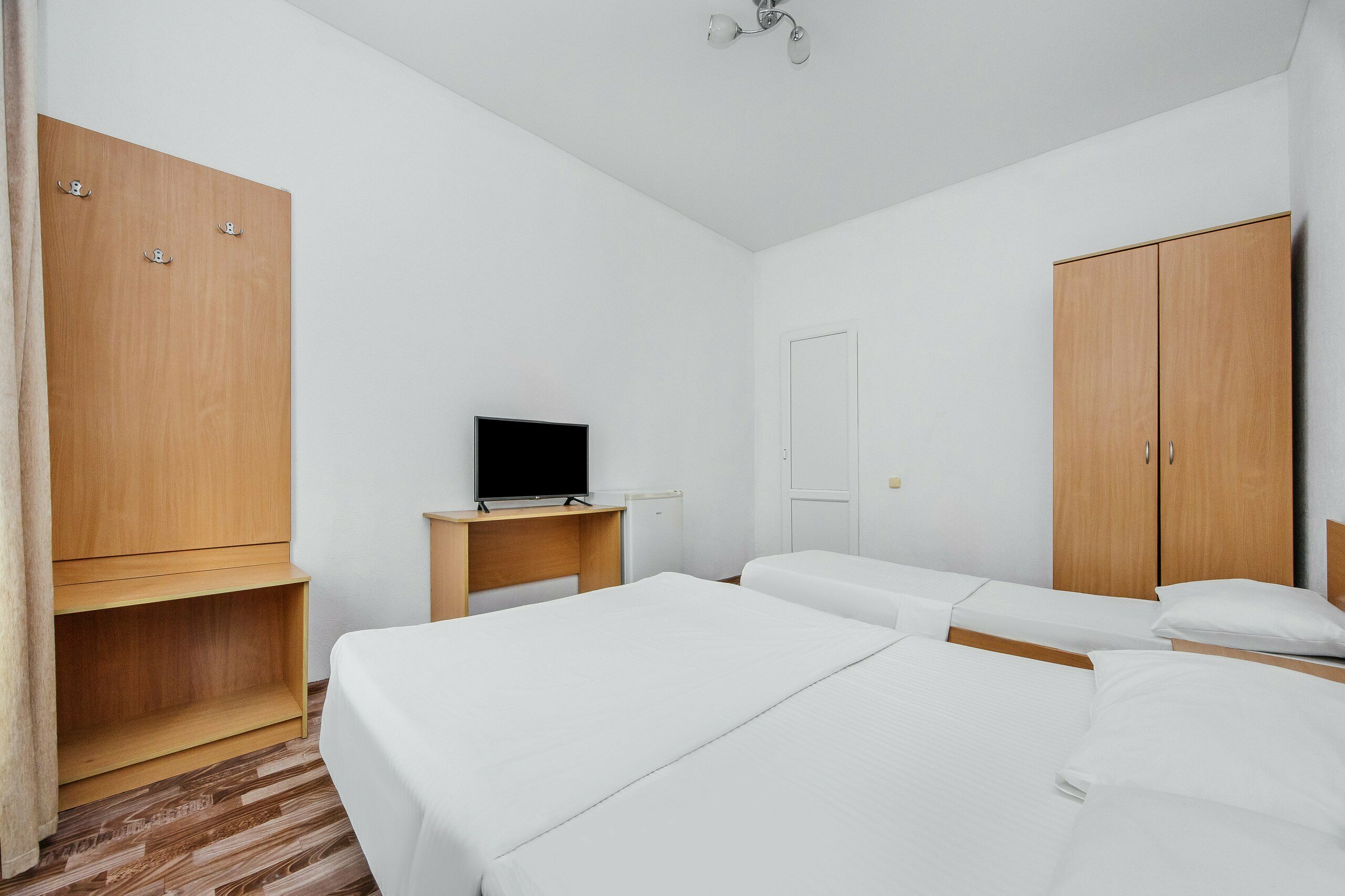 Трехместный номер «Комфорт» с душем