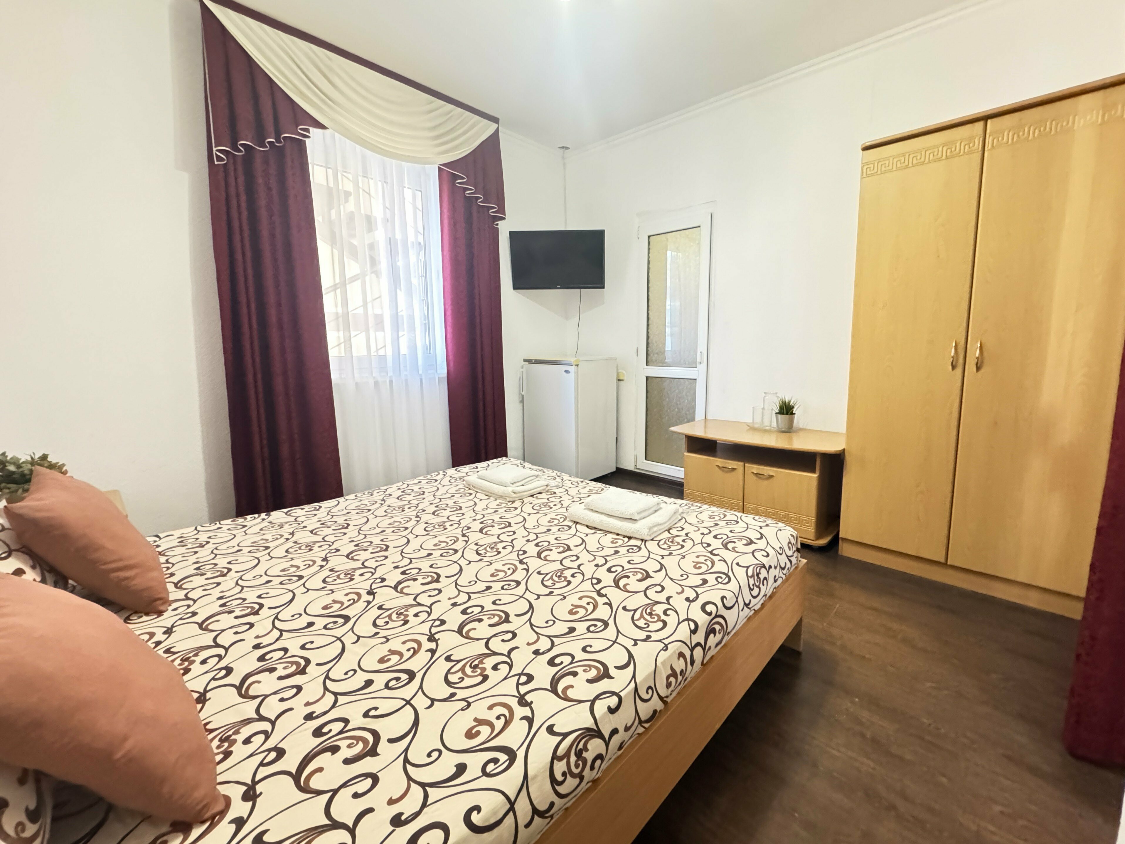 Двухместный номер стандарт с двуспальной кроватью, без вида из окна