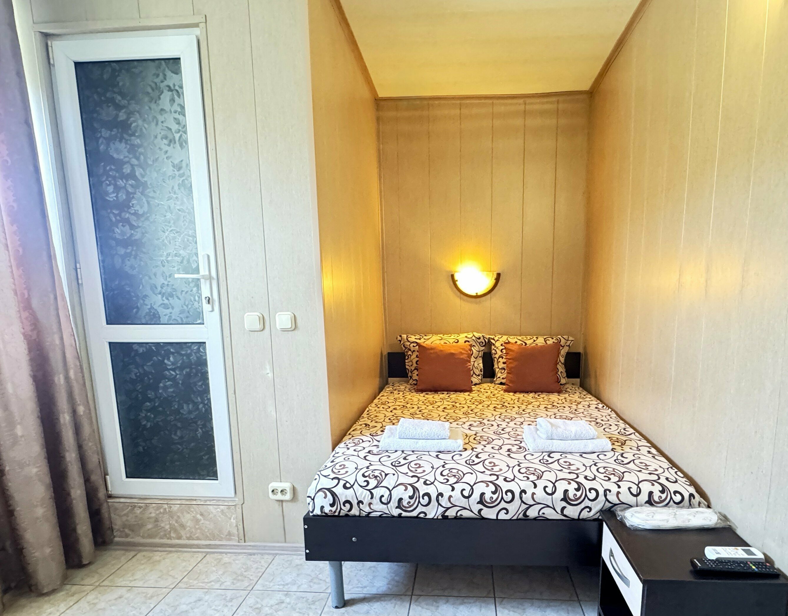 Двухместный бюджетный номер с двуспальной кроватью (4 этаж)