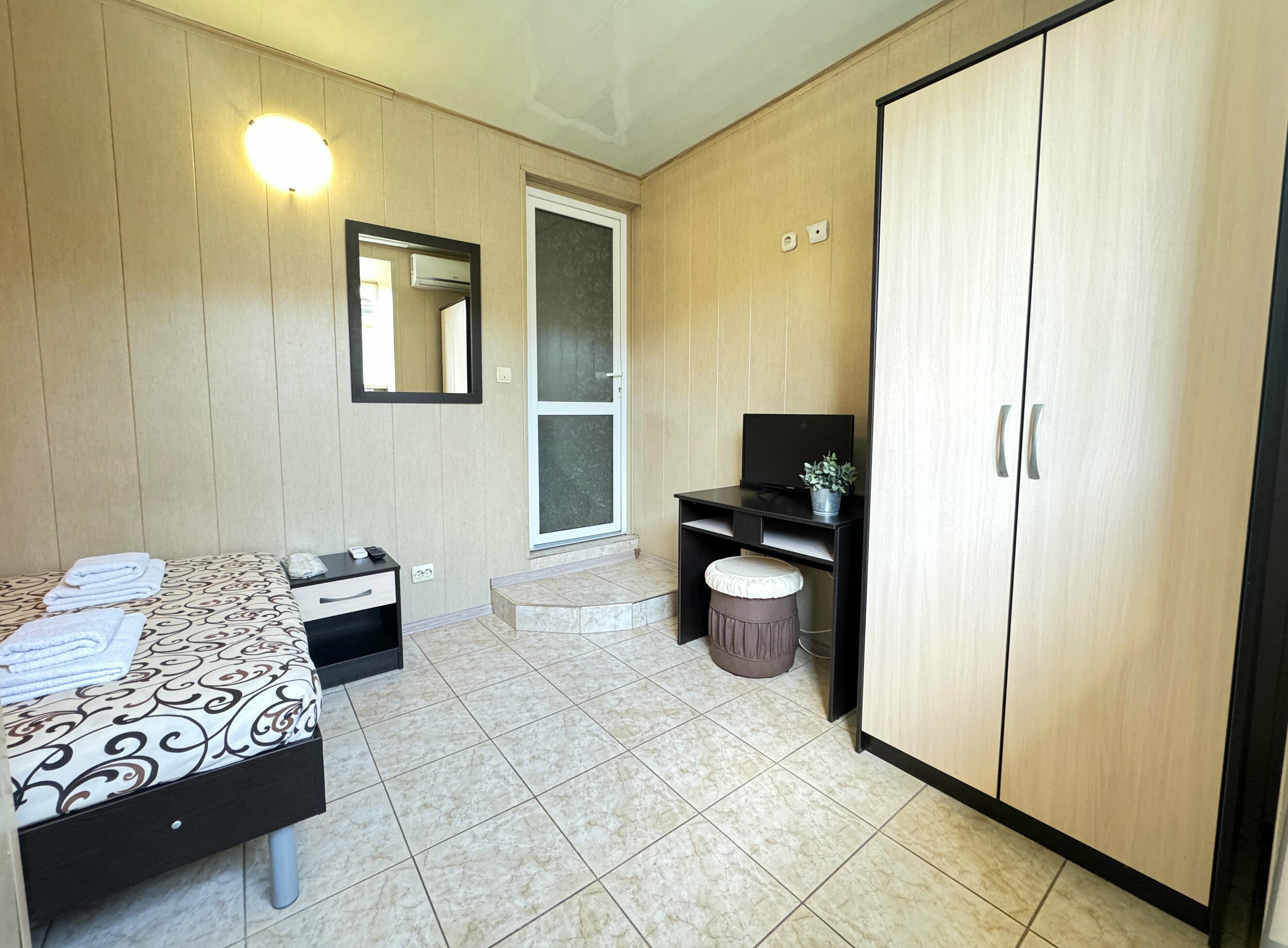 Двухместный бюджетный номер с двуспальной кроватью (4 этаж)