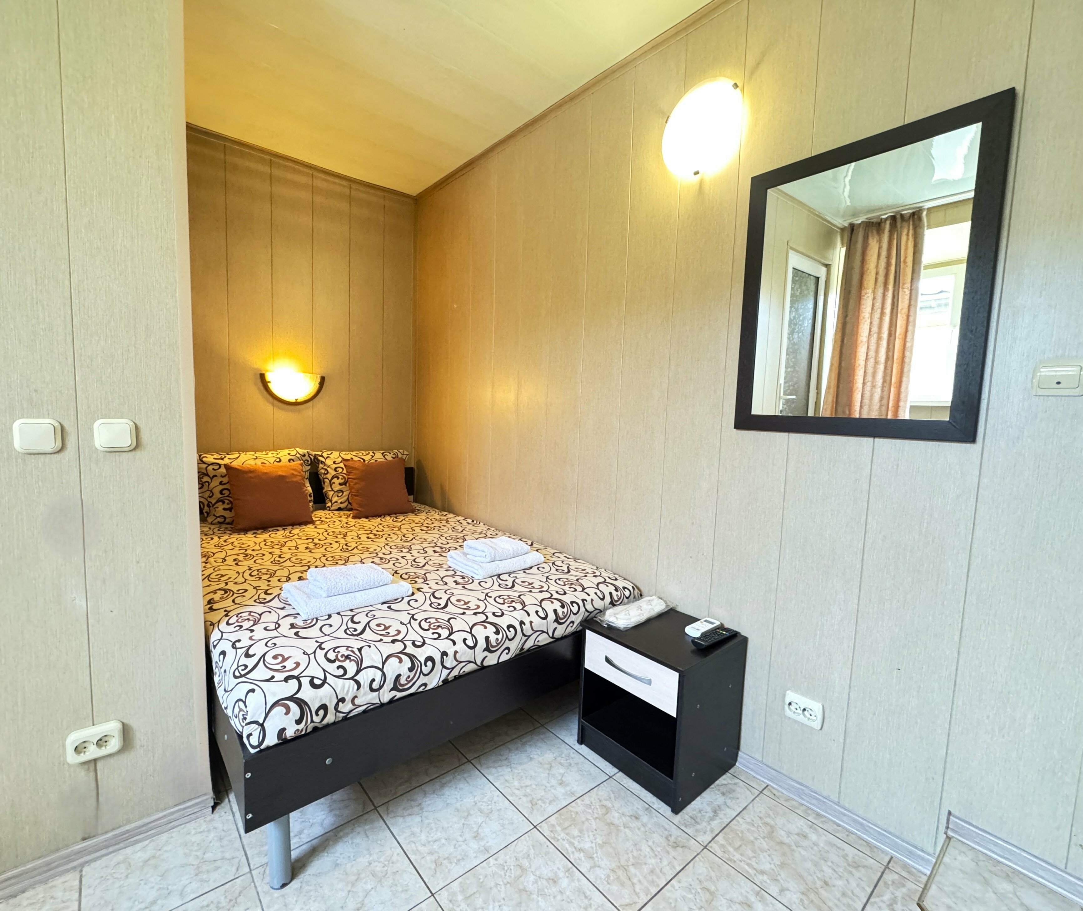 Двухместный бюджетный номер с двуспальной кроватью (4 этаж)