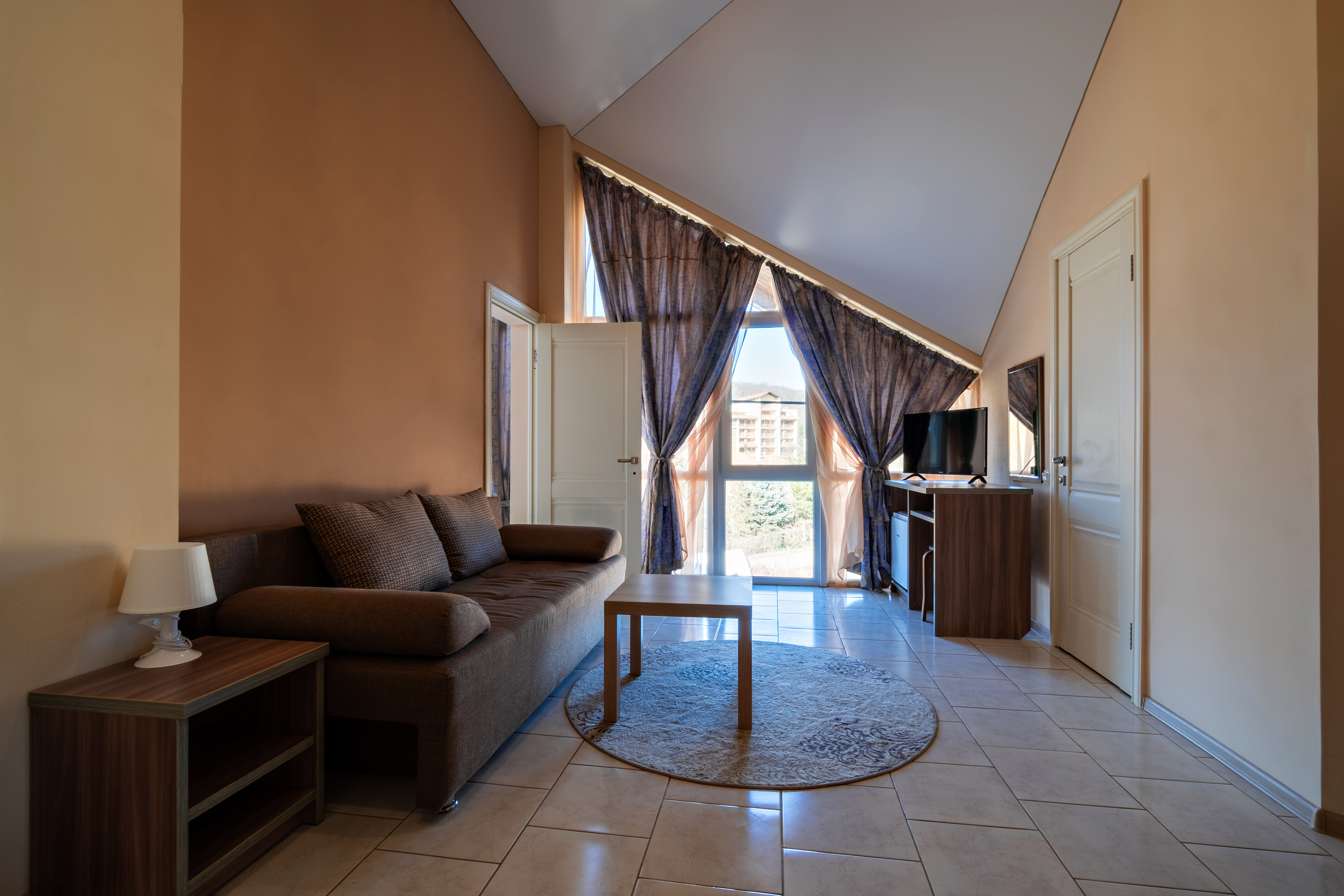 Двухкомнатный номер люкс, с большой кроватью с окнами в пол и видом на горы