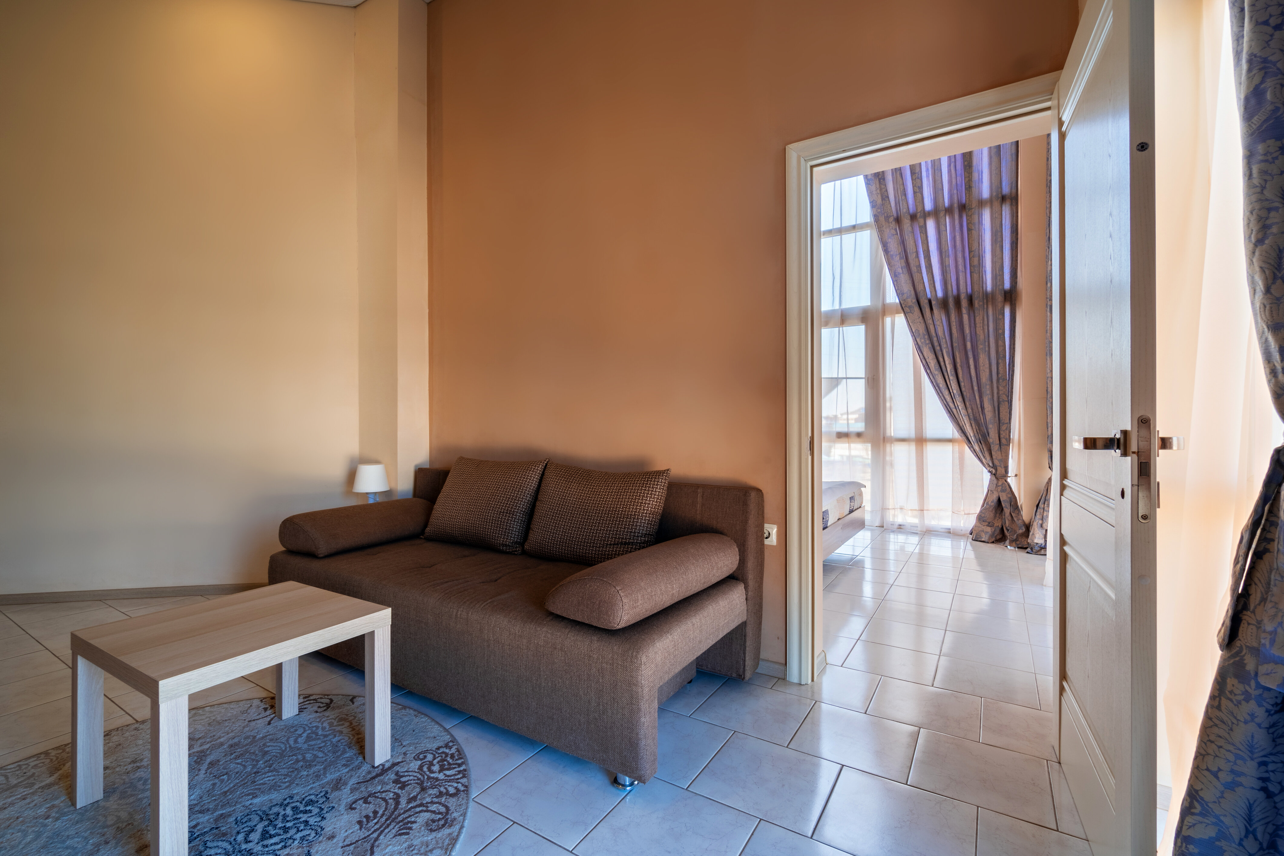 Двухкомнатный номер люкс, с большой кроватью с окнами в пол и видом на горы