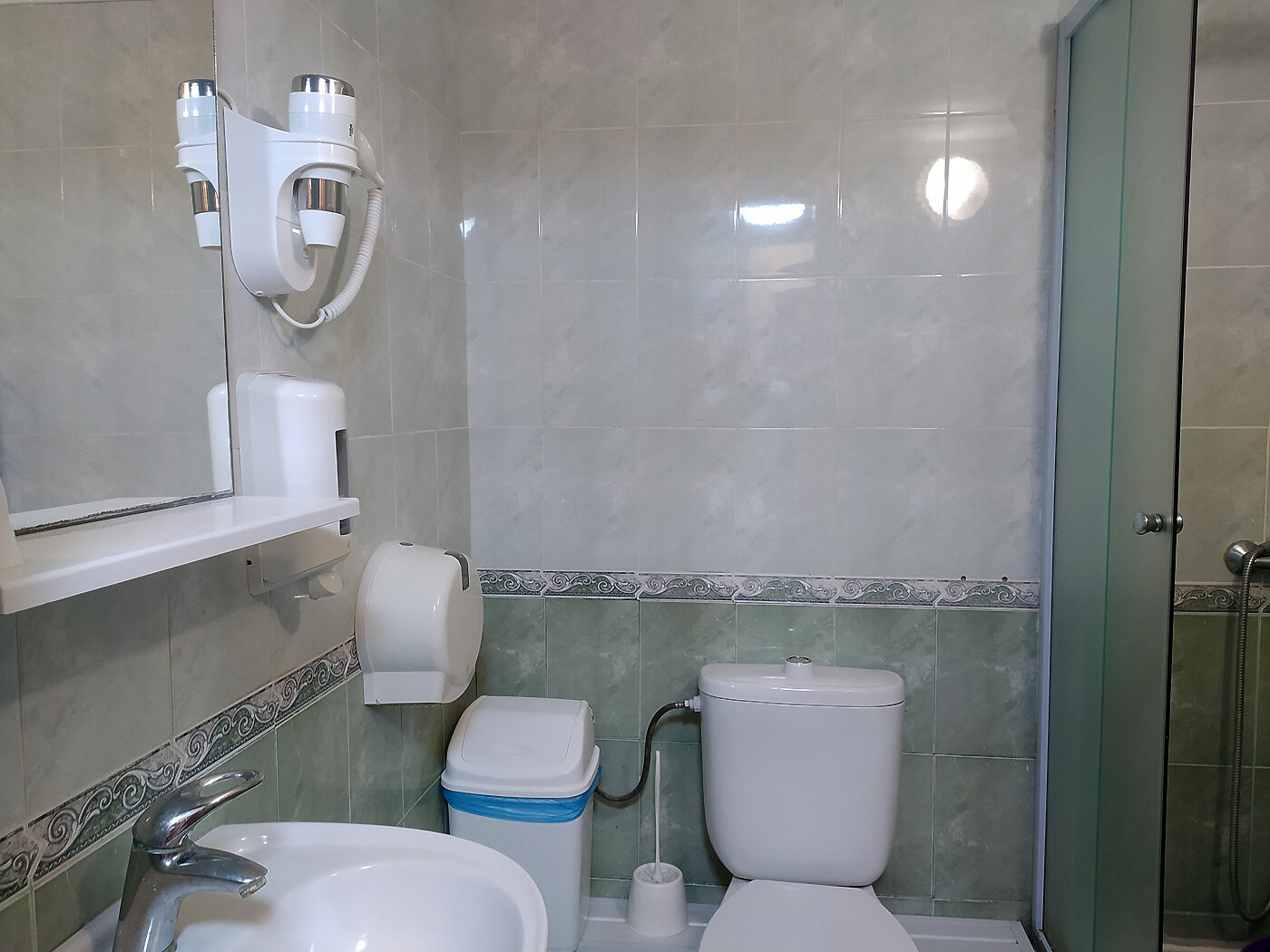 2-х уровневый номер с 2 односпальными кроватями и диваном, вид во двор