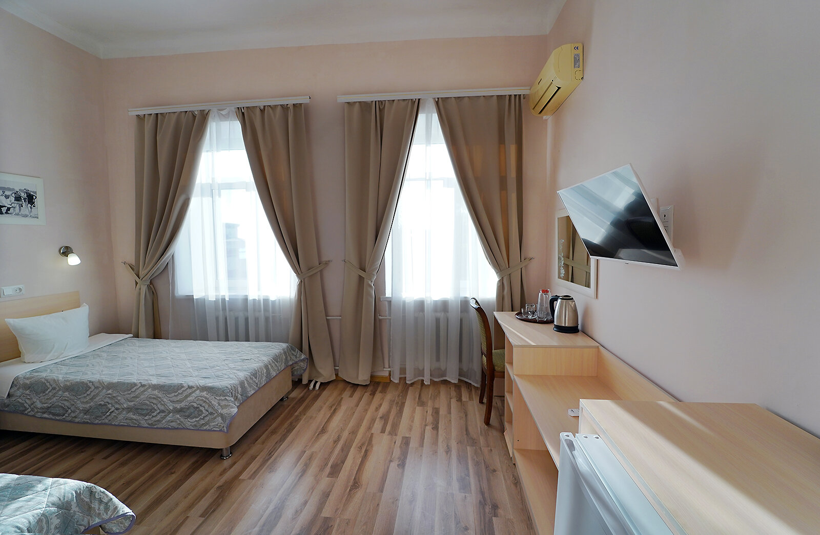 Небольшой двухместный номер с 2 отдельными кроватями