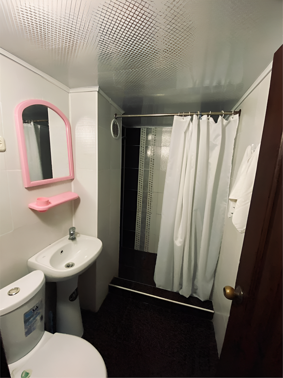 Трехместный эконом с общей ванной комнатой