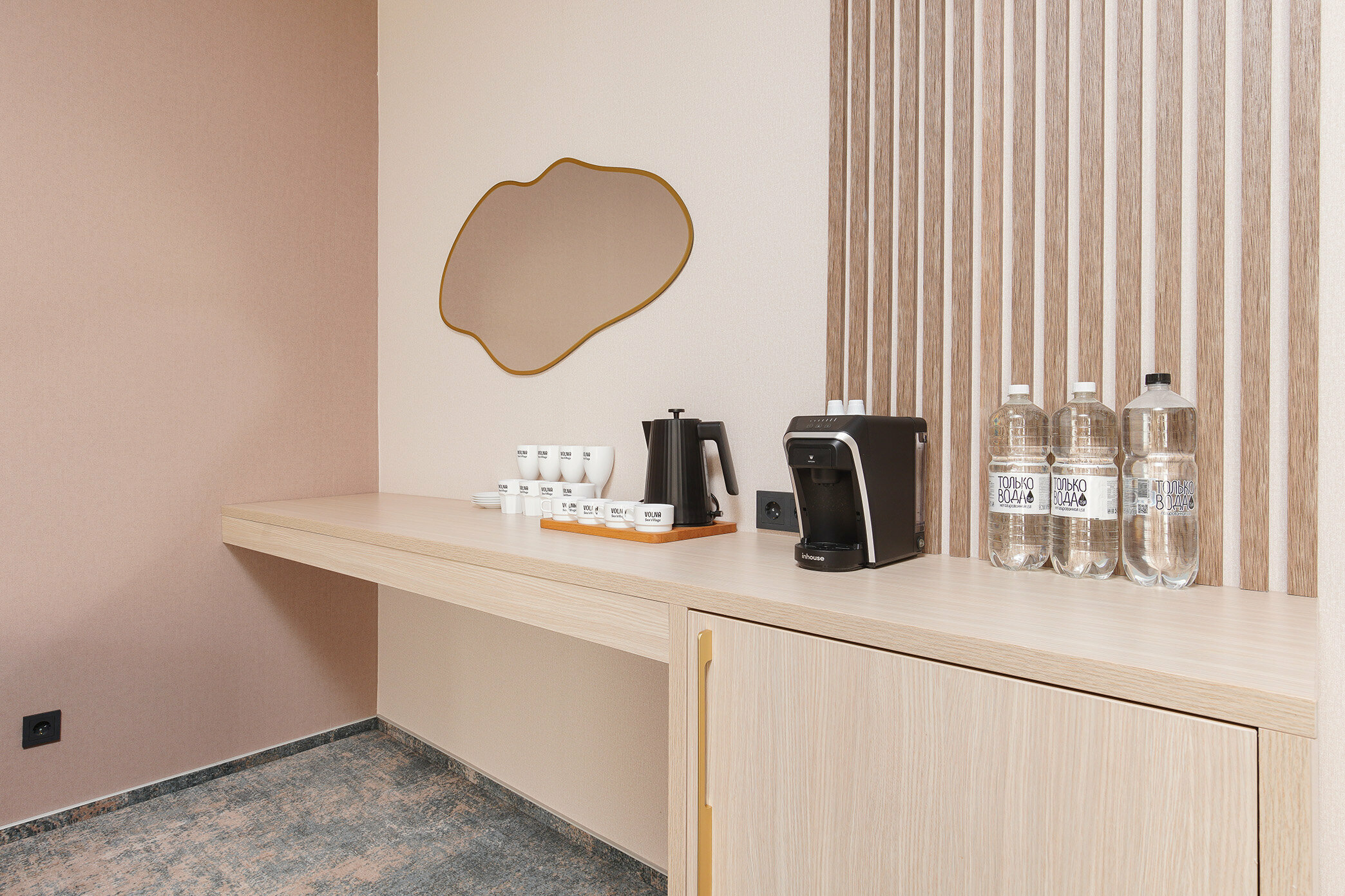 SEA VILLAGE LUXE SWIM UP