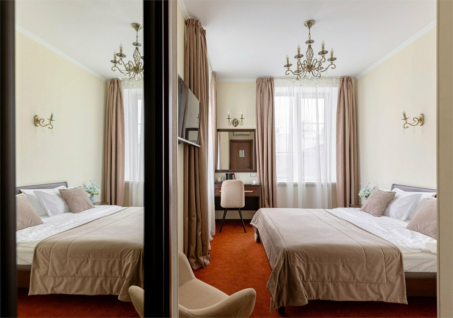 Панорамный угловой люкс  с 1 большой кроватью и видом на Адмиралтейство, Зимний Дворец, вид на крыши города(кондиционер)