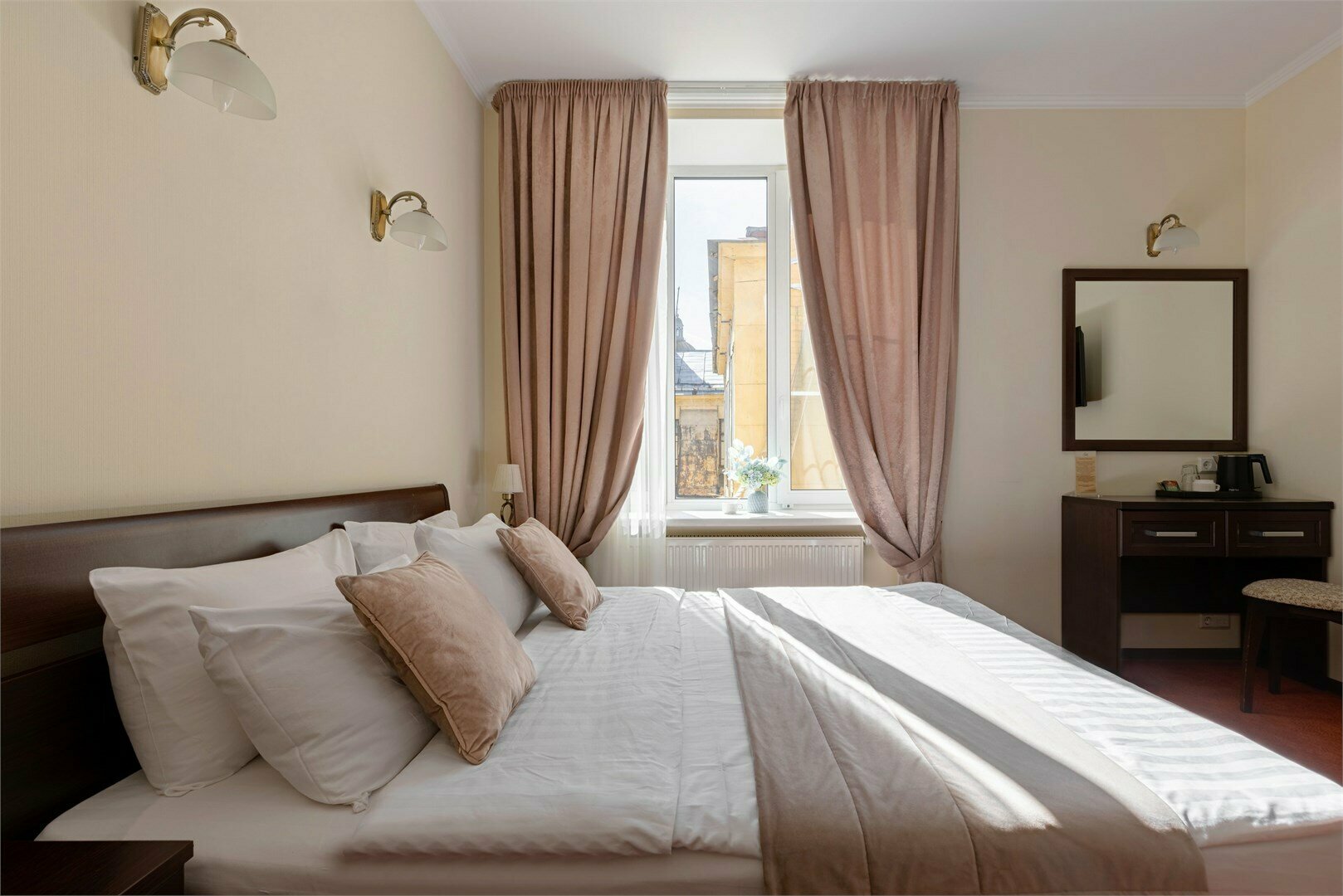 Комфортный просторный номер с 1 большой кроватью и креслом и видом во внутренний дворик(кондиционер)