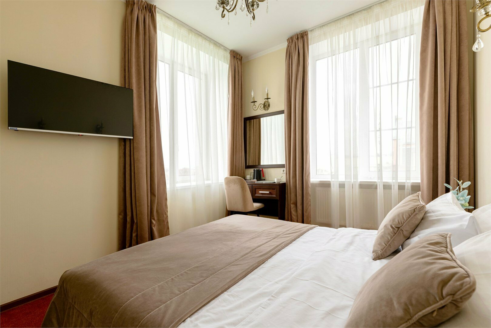 Панорамный угловой люкс  с 1 большой кроватью и видом на Адмиралтейство, Зимний Дворец, вид на крыши города(кондиционер)