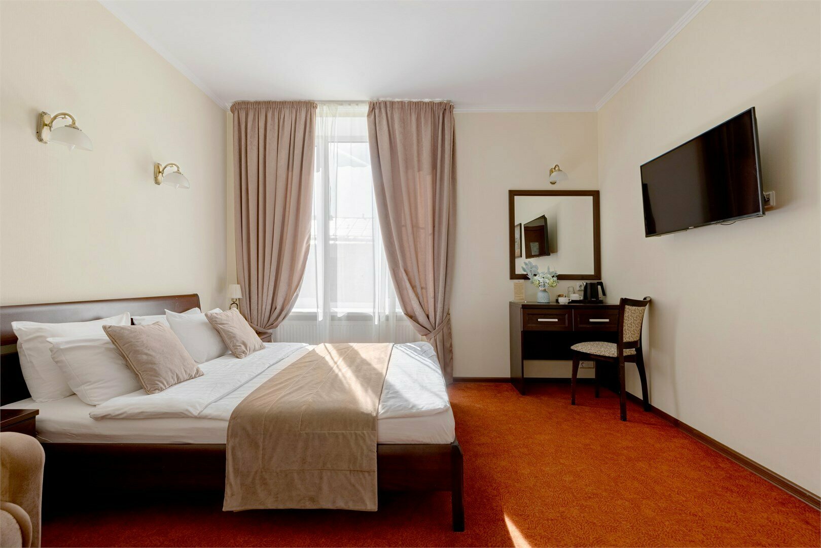 Комфортный просторный номер с 1 большой кроватью и креслом и видом во внутренний дворик(кондиционер)