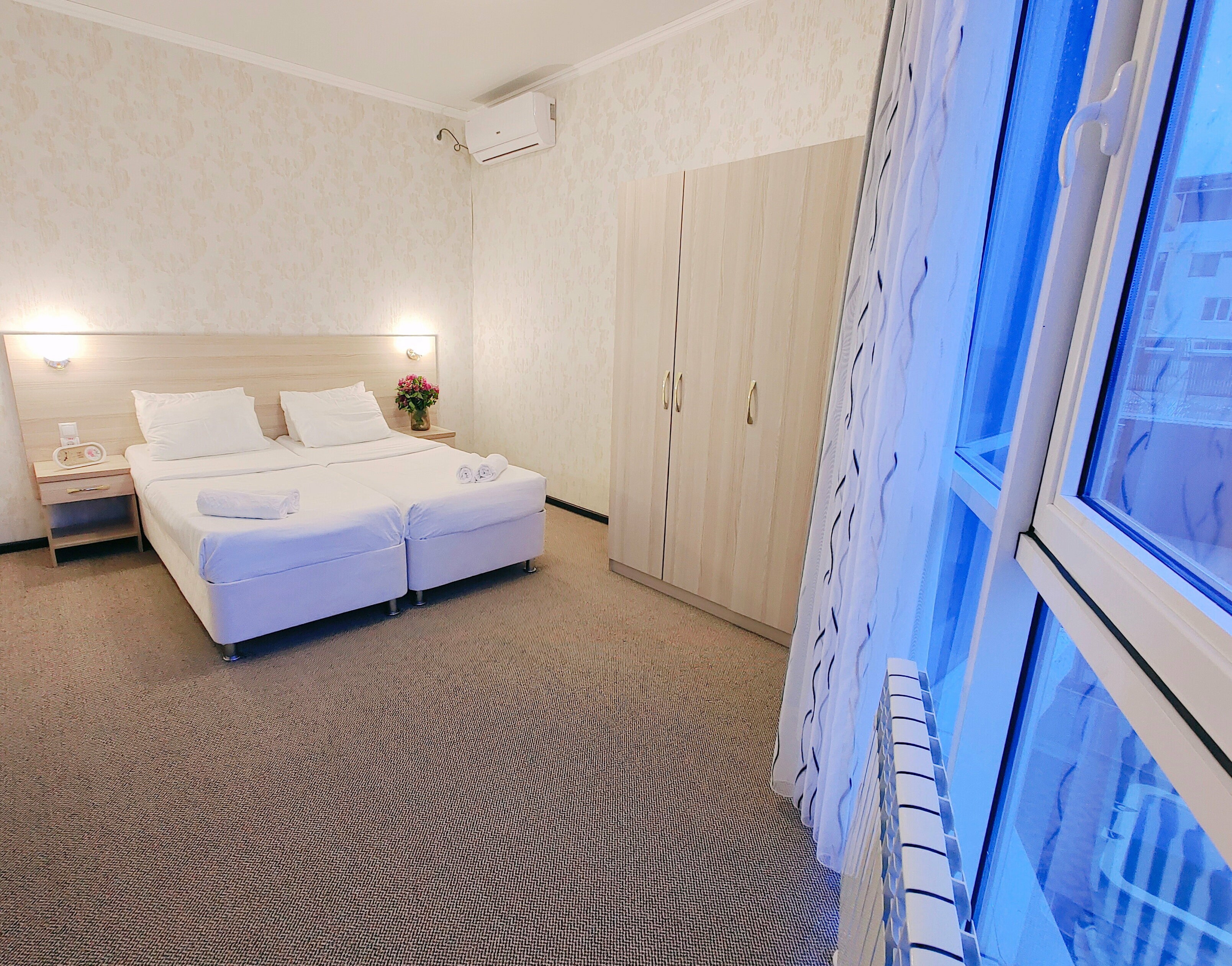 Апартаменты 4х комнатные 8ми местные с видом на территорию