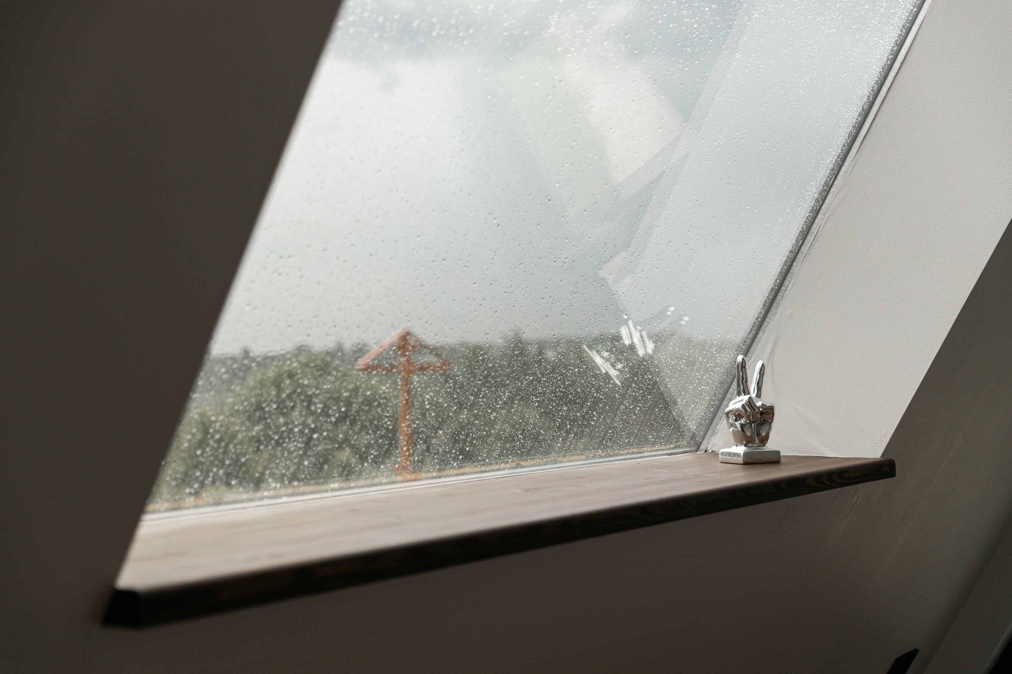 Дом баней и чаном на горе с видом на реку