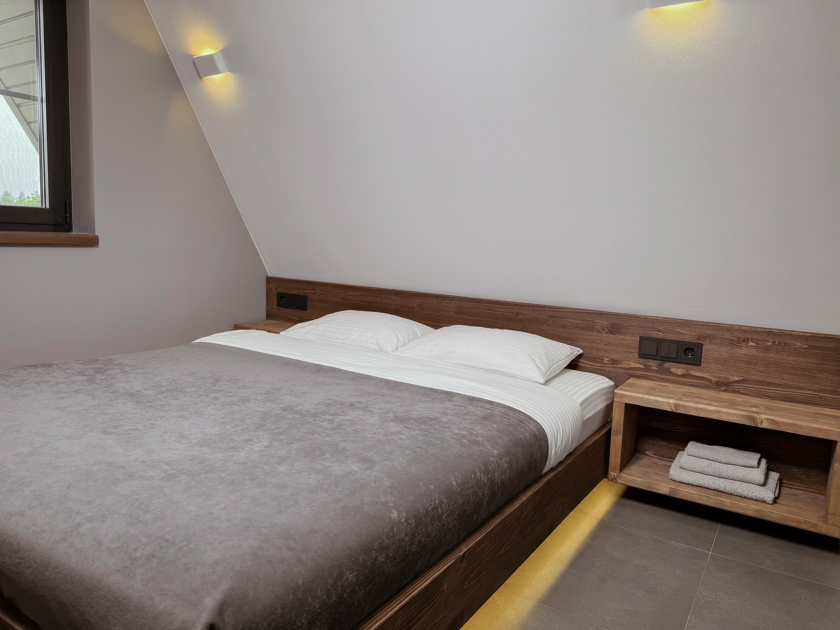 Дом баней и чаном на горе с видом на реку