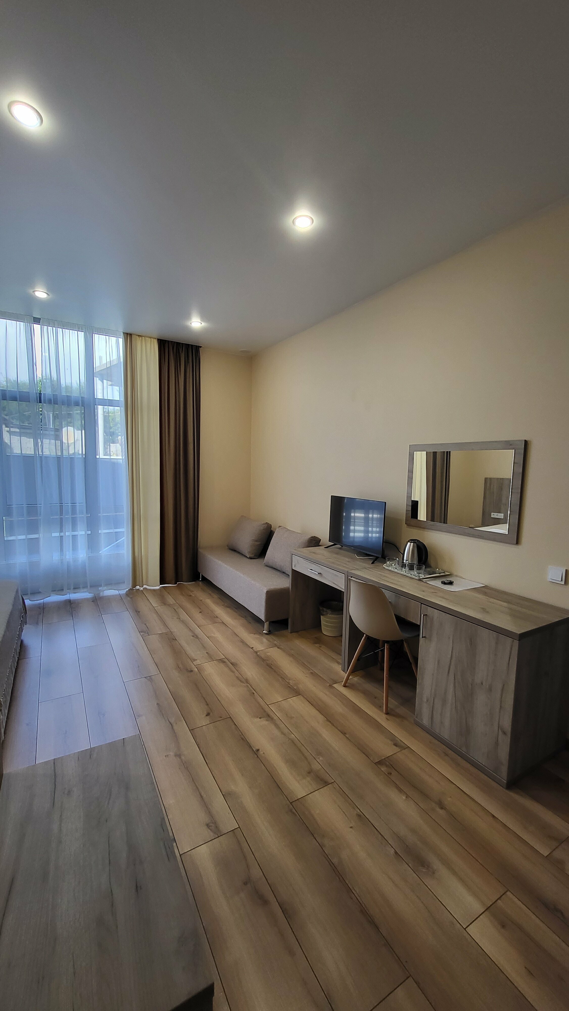 Семейный номер с боковым видом на море