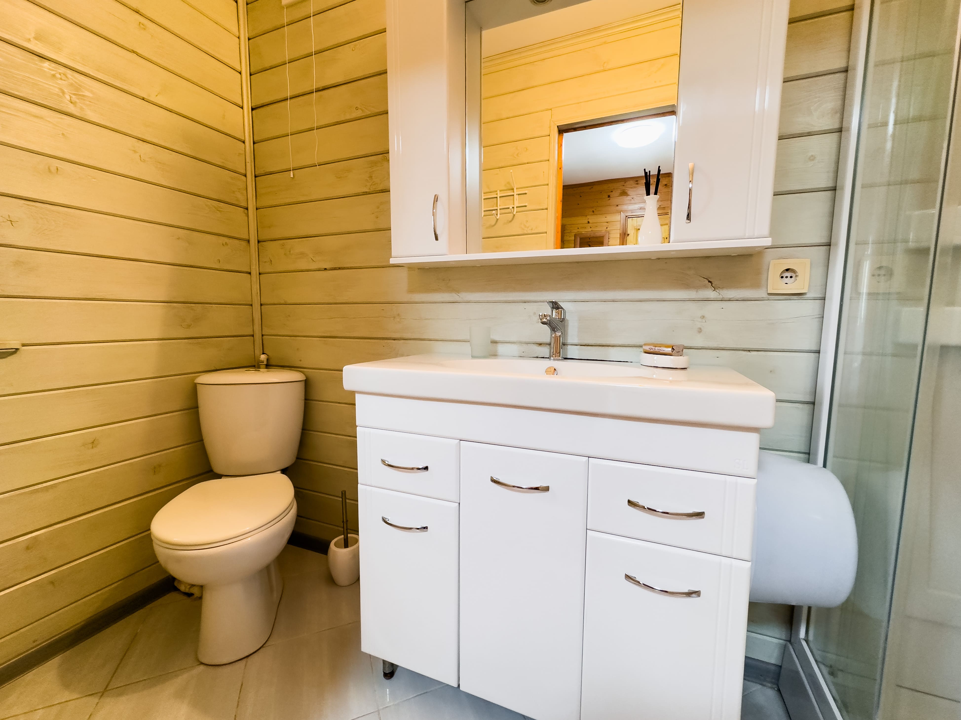 Домик люкс 5-ти местный 2-х комнатный с кухней и собственным двориком