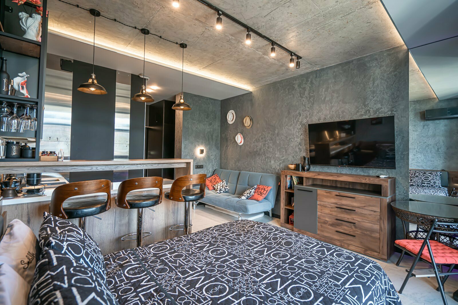 Дизайнерская студия LS-BLACK STRONG экстремальное лето в Алуште - вид на море и горы с 7 этажа