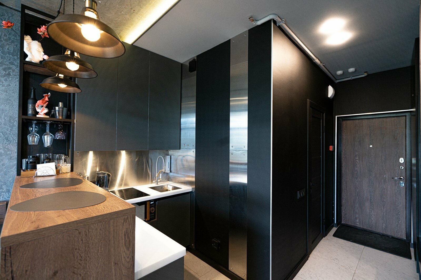 Дизайнерская студия LS-BLACK STRONG экстремальное лето в Алуште - вид на море и горы с 7 этажа