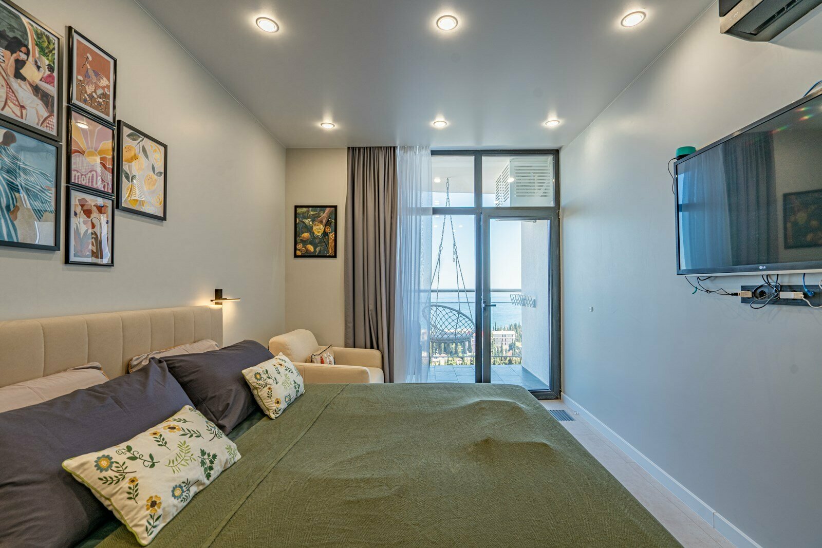 Дизайнерская студия LS-IN THE MOMENT жизнь в моменте в Алуште - вид на море с 11 этажа