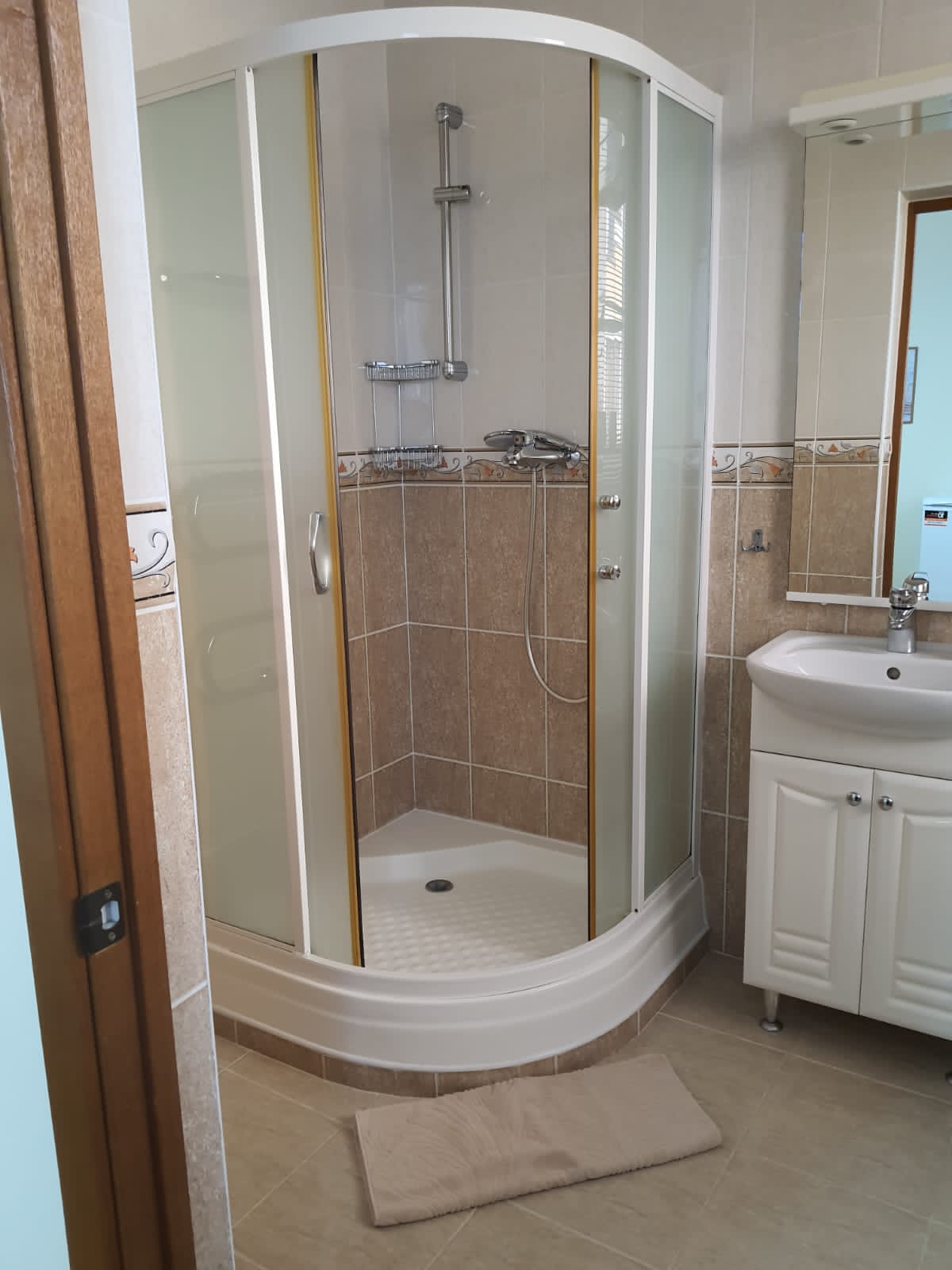 Двухместный номер с двуспальной кроватью и дополнительной кроватью