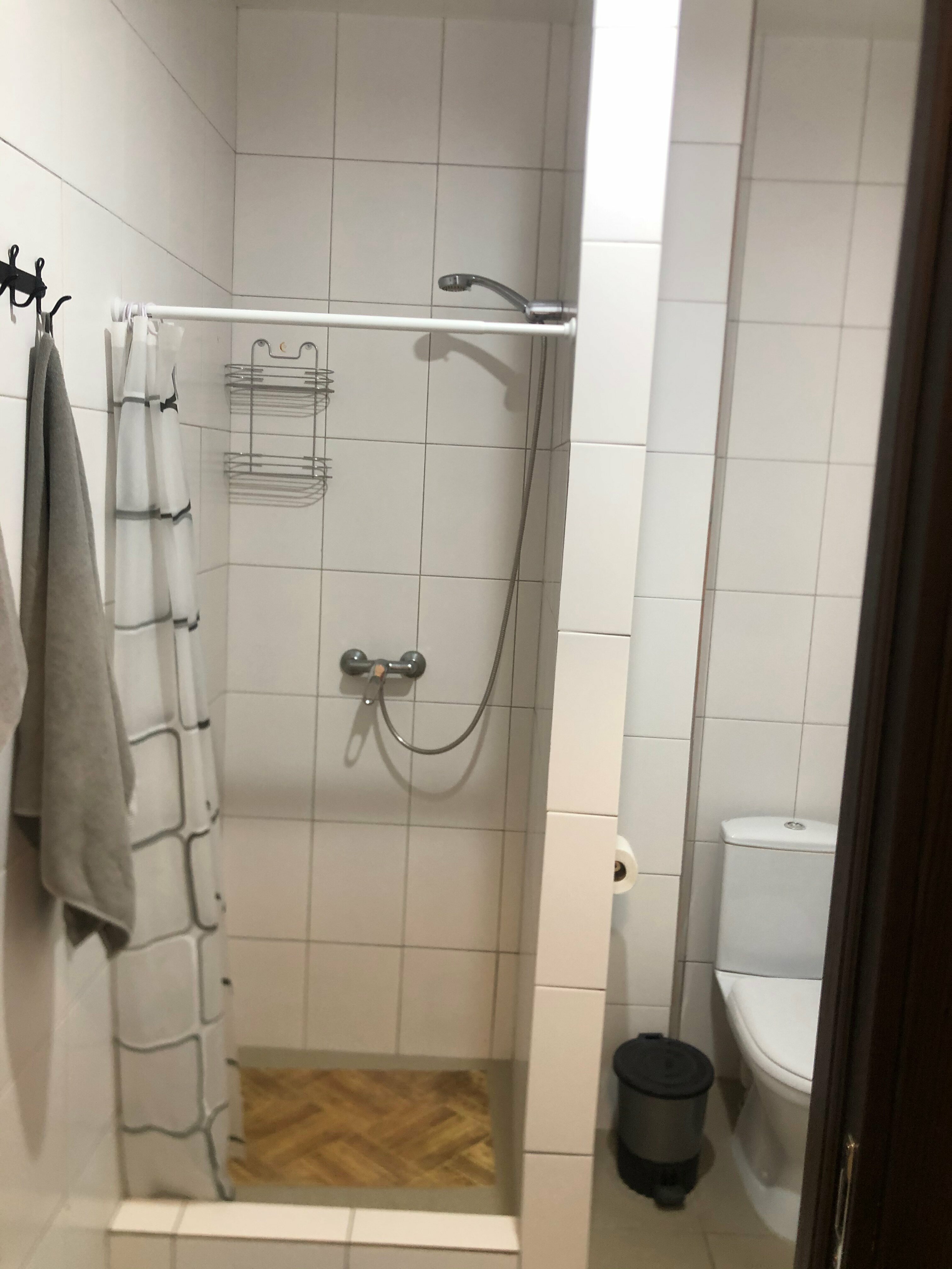 Кровать в общем 6-местном номере для мужчин и женщин