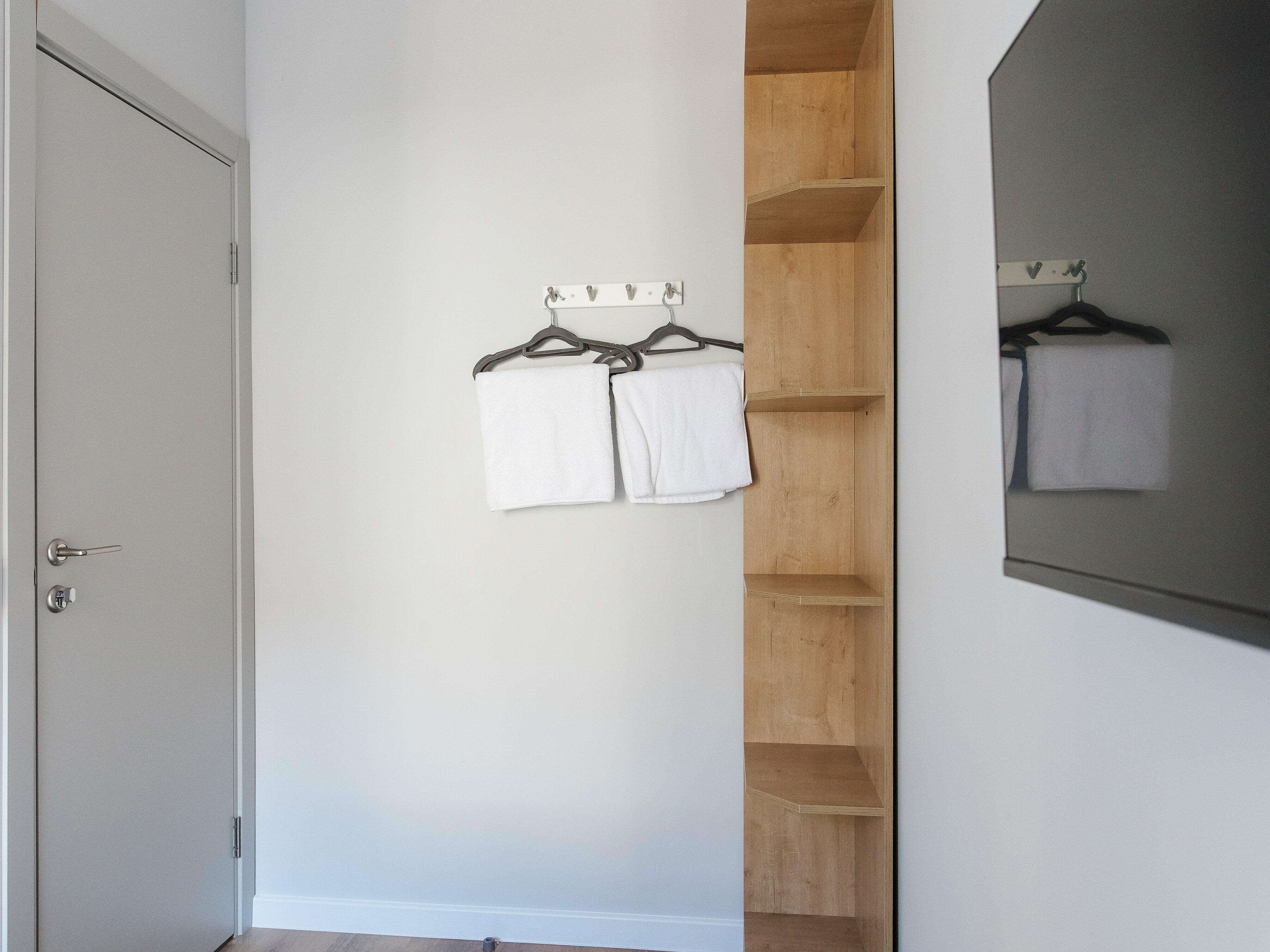 Уютный маленький одноместный номер с новым ремонтом, большой кроватью  и индивидуальной ванной комнатой в 1 метре от номера