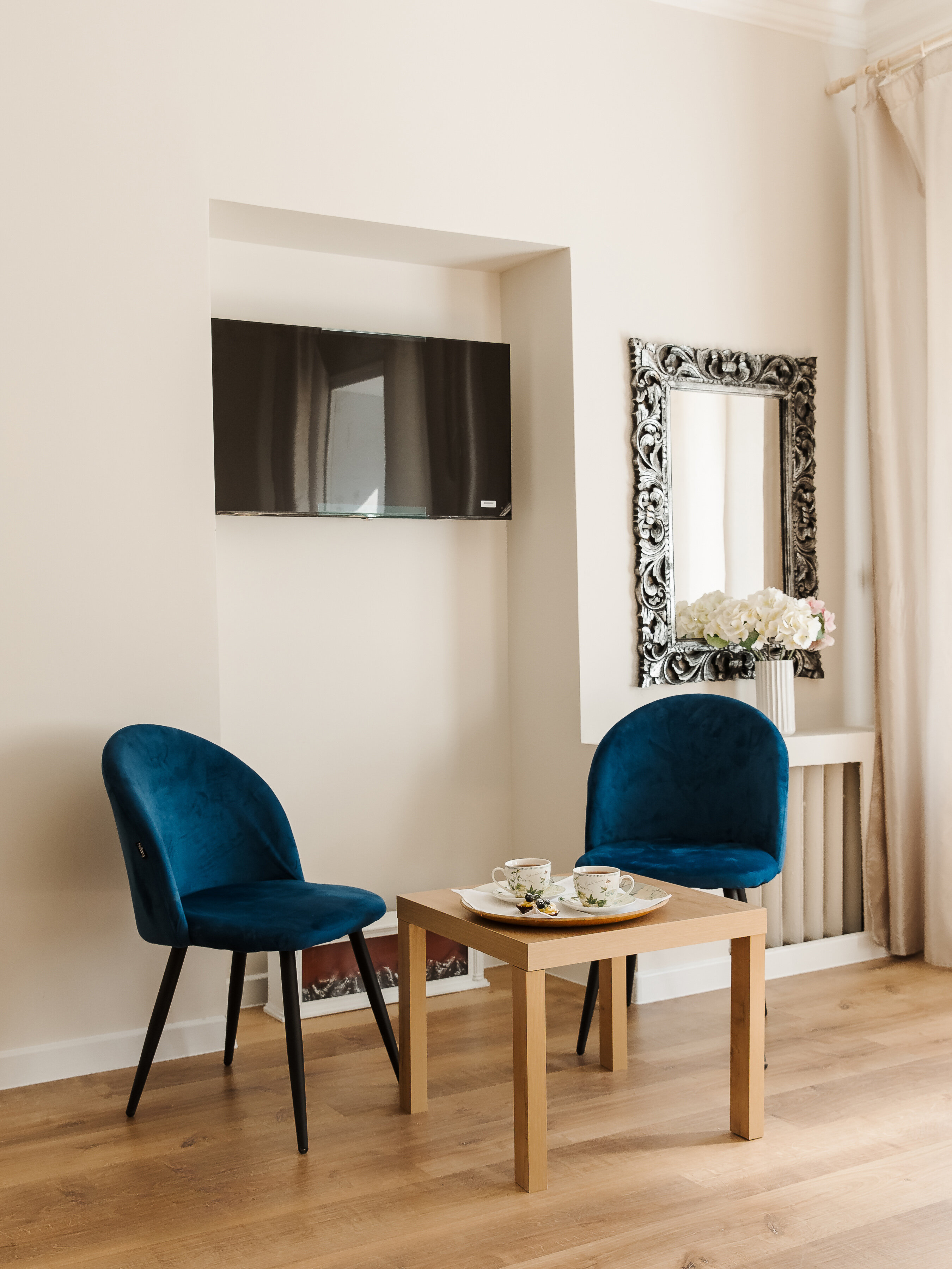 Огромный номер 35 метров c новым ремонтом, кроватью 160 на 200, удобным раскладывающимся диваном 160 на 200 и санузлом из мраморной плитки в номере