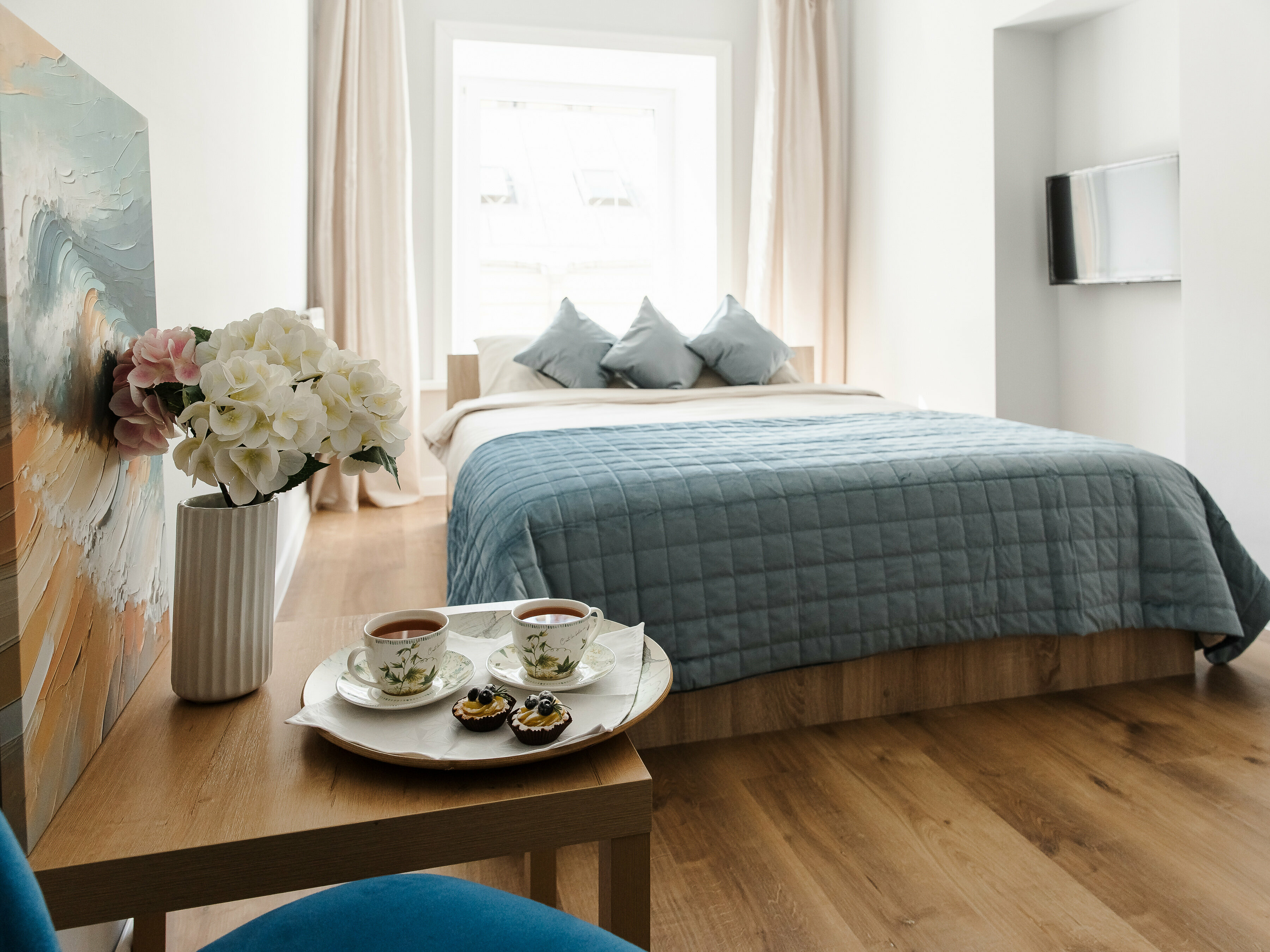 Красивый номер с новым ремонтом и санузлом из мраморной плитки в номере