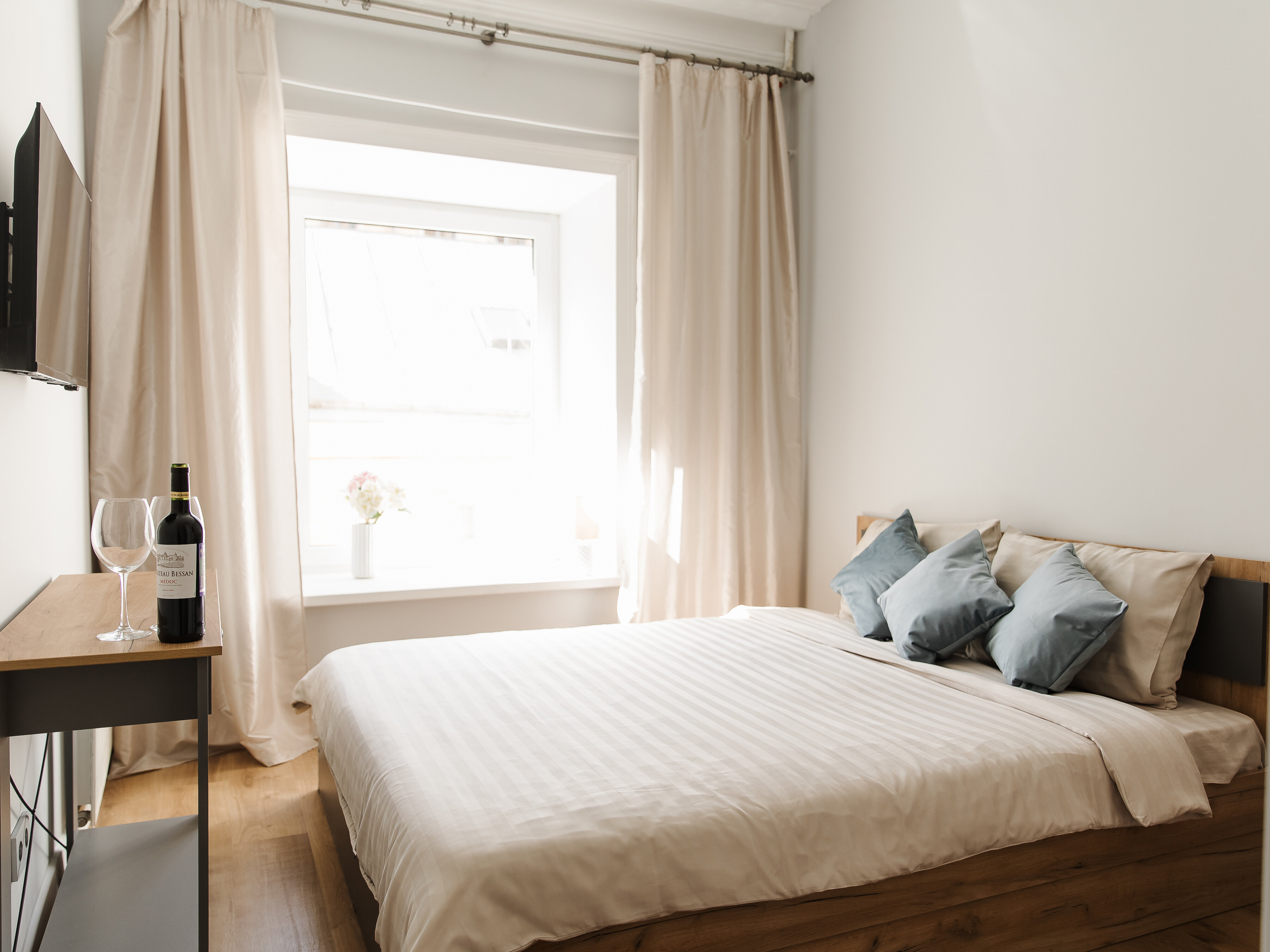 Красивый номер с новым ремонтом и санузлом из мраморной плитки в номере