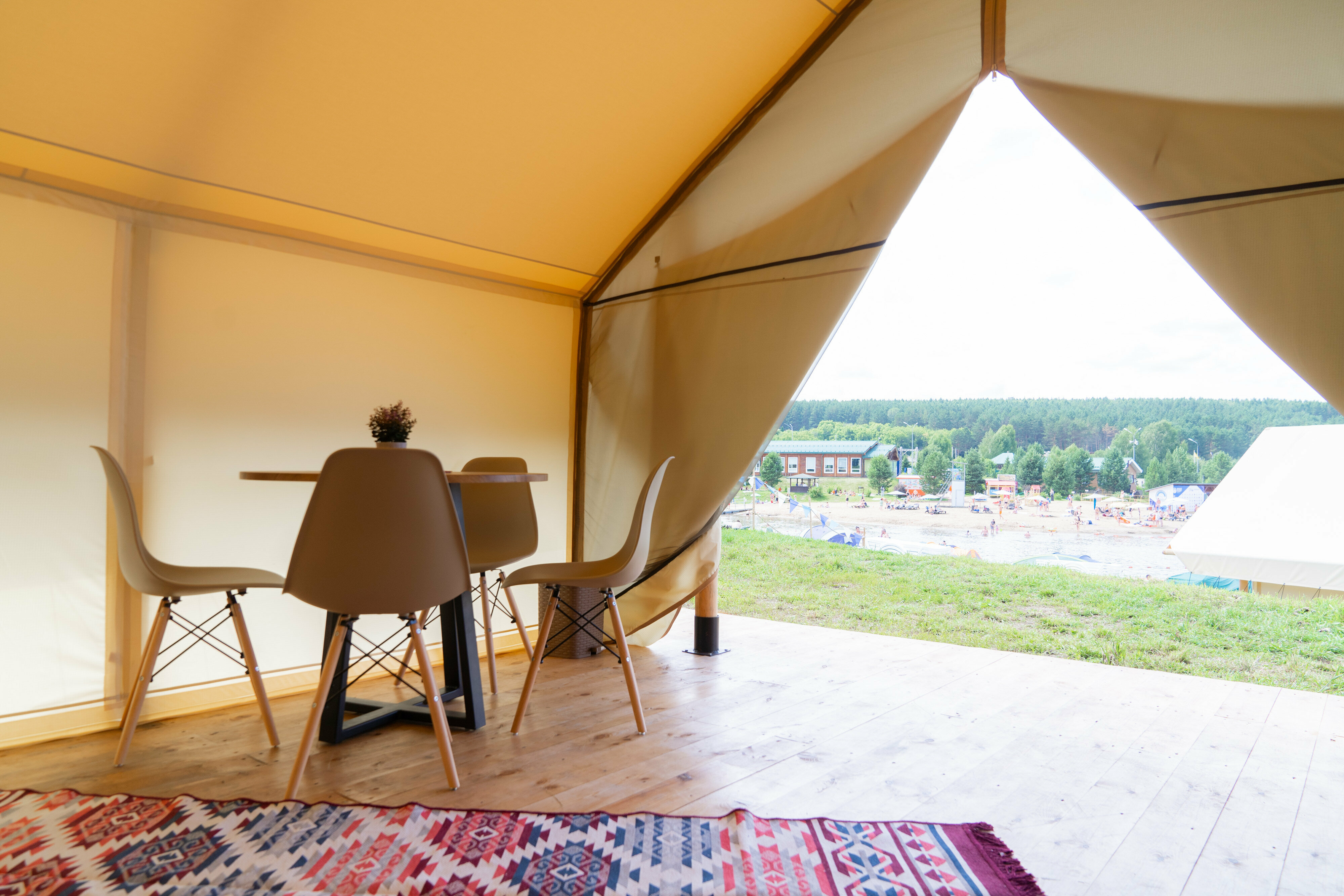 Четырёхместный номер с красивым видом на озеро