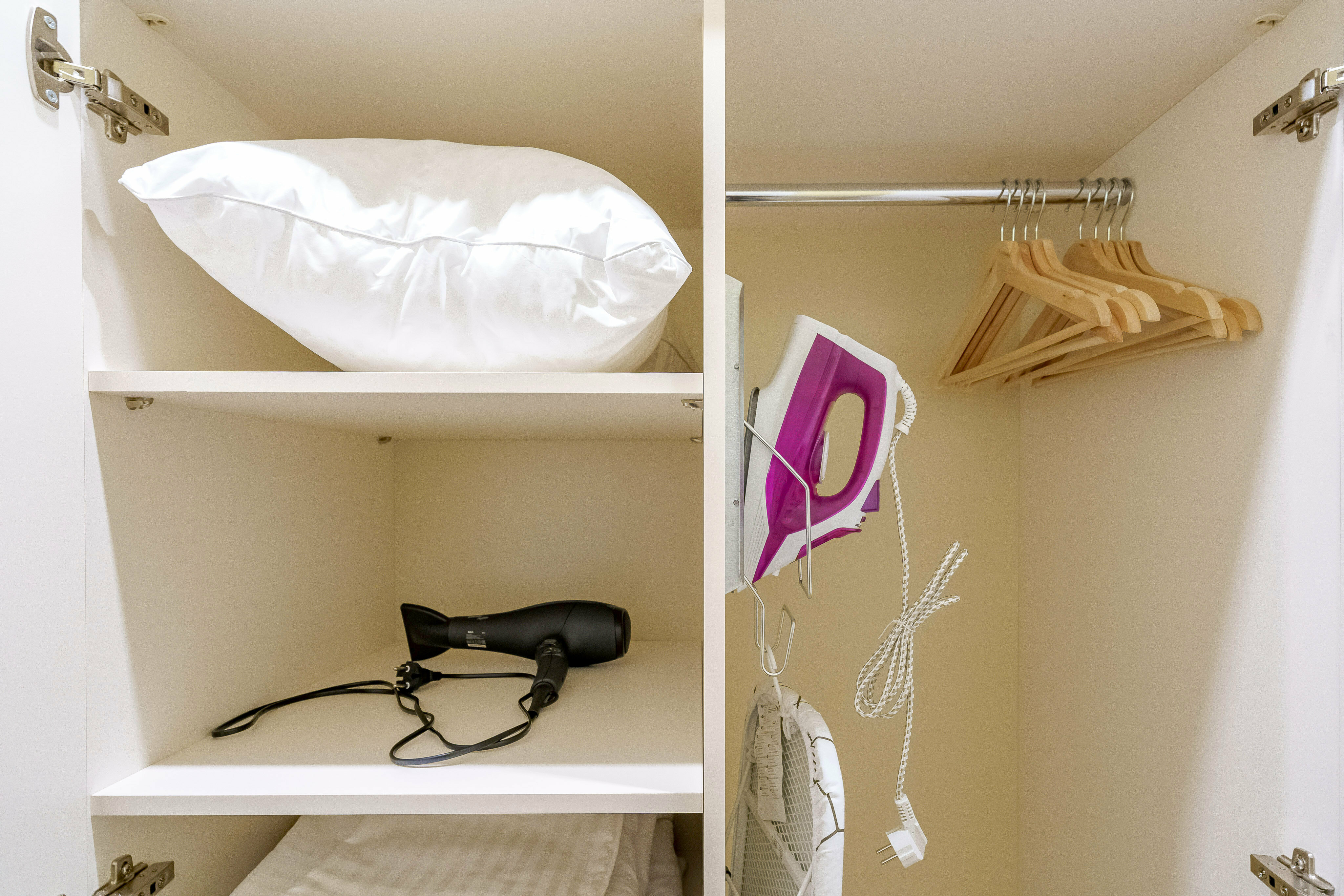 Номер с кроватью и креслом