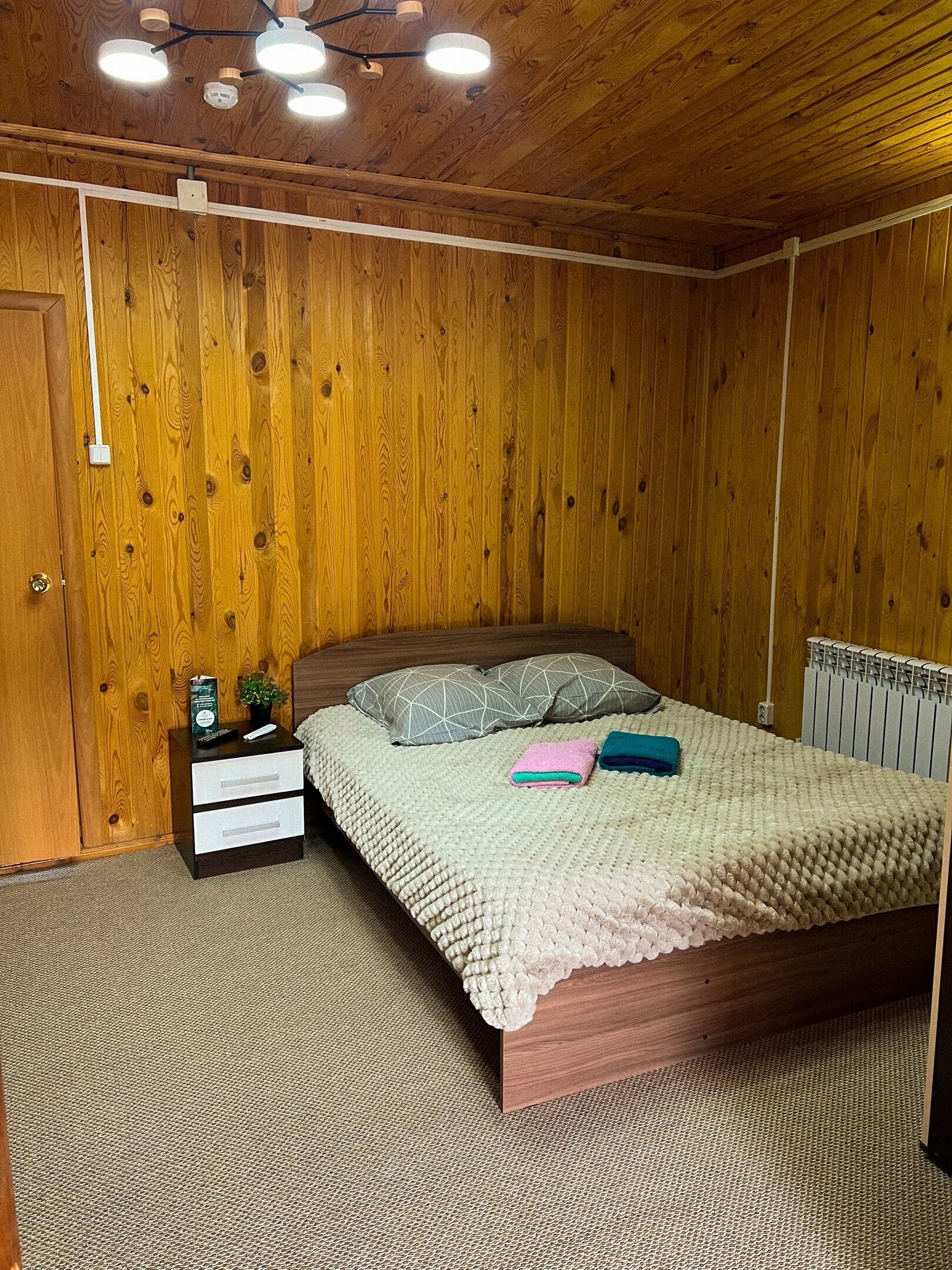 Номер с двуспальной кроватью и раскладным диваном с душем и туалетом на первом этаже с отдельным входом